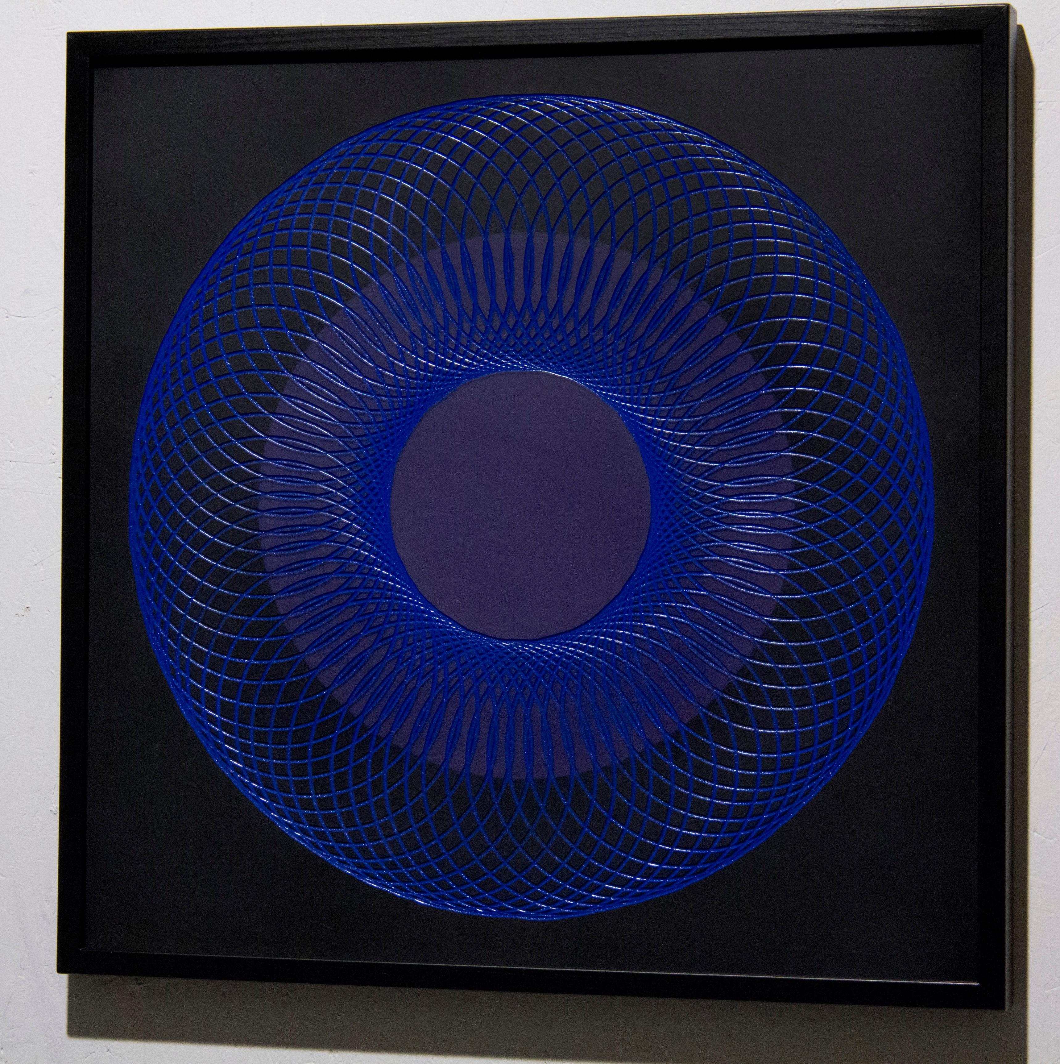 51905- dessin de lumière holographique géométrique abstraite à cercle bleu sur panneau de bois - Géométrique abstrait Painting par James Minden