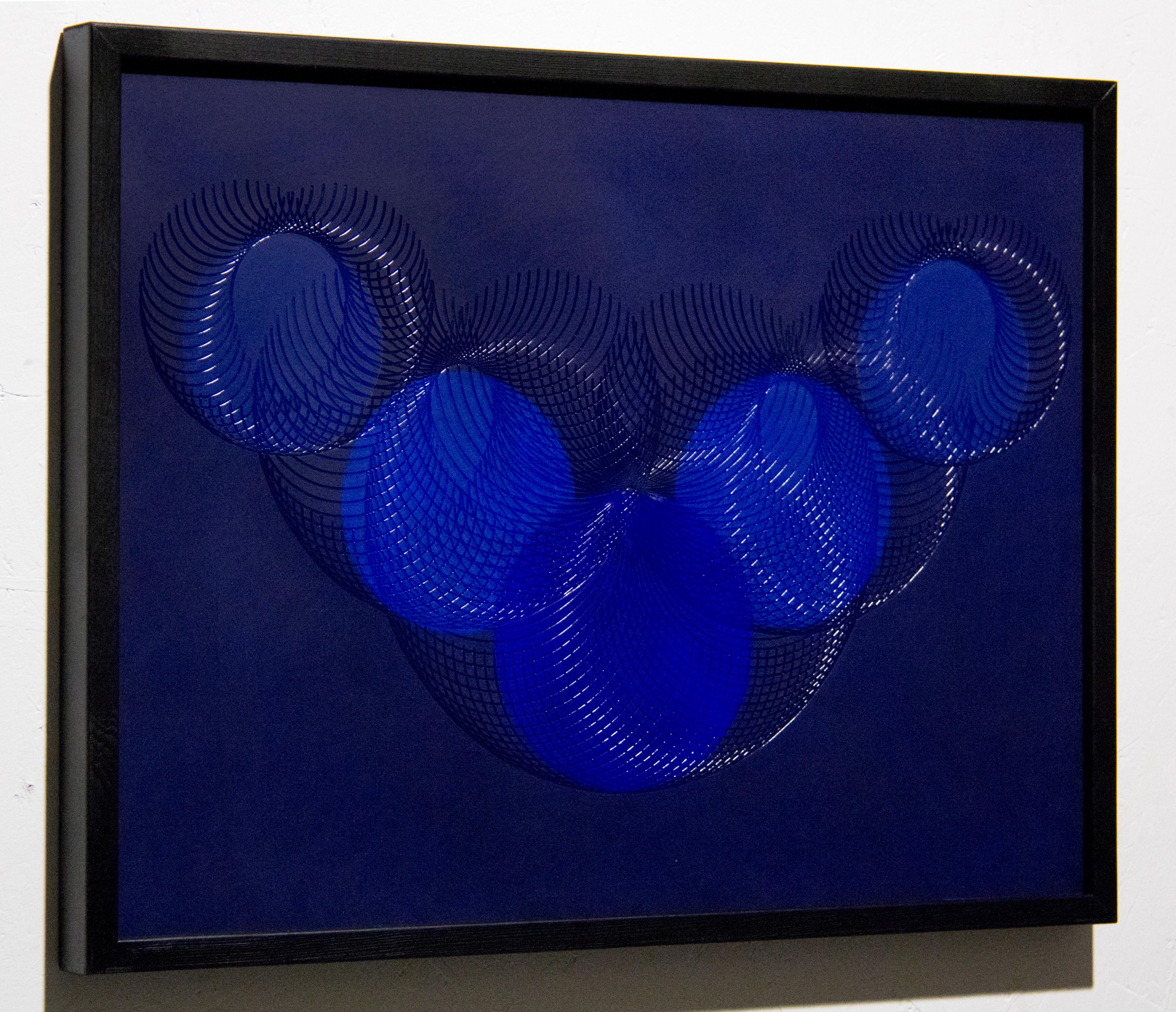 51908- dessin de lumière holographique géométrique abstraite à cercle bleu sur panneau de bois - Géométrique abstrait Painting par James Minden