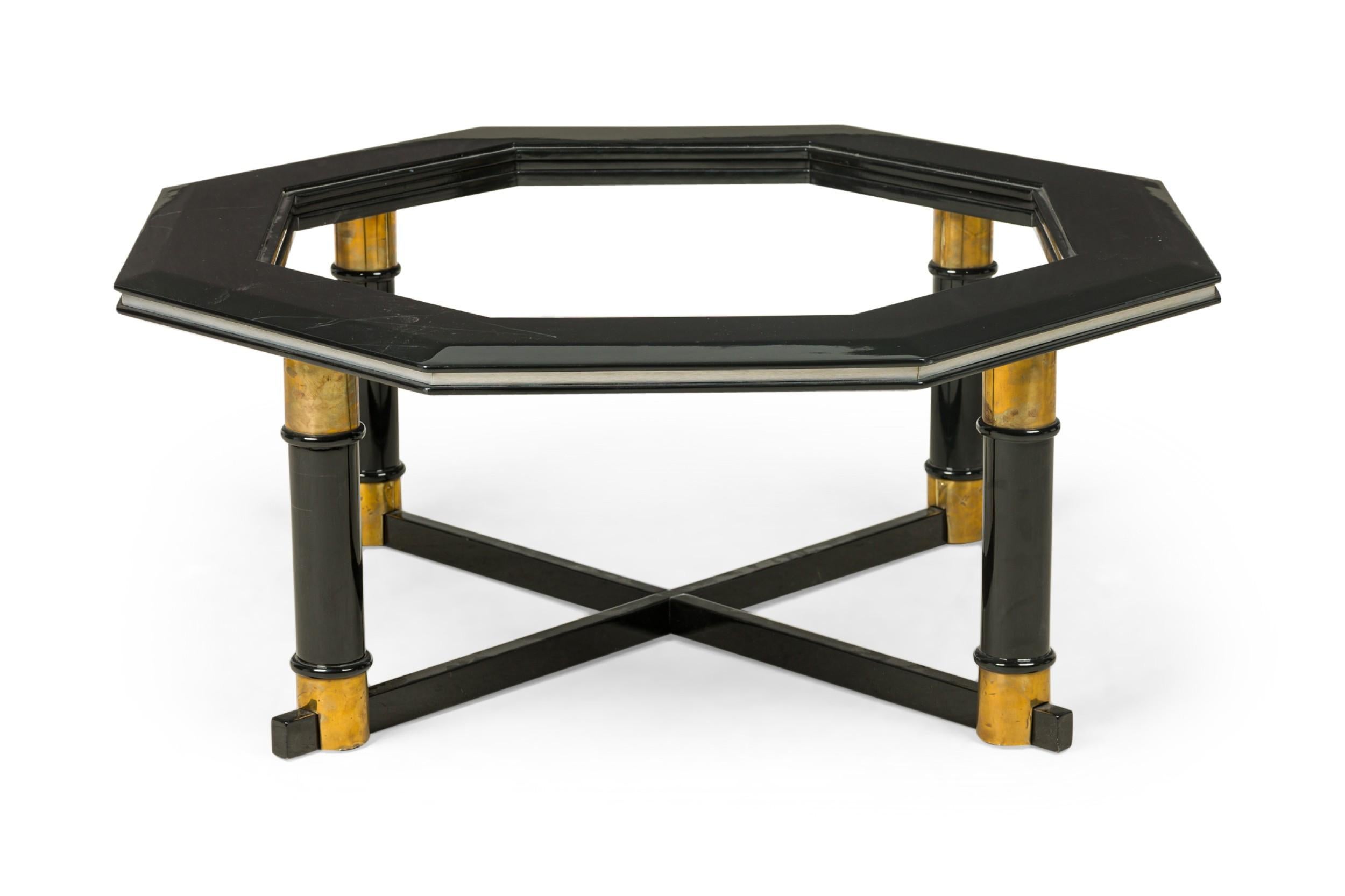 Laqué James Mont Americna Table basse octogonale en laque noire et laiton Structure en vente