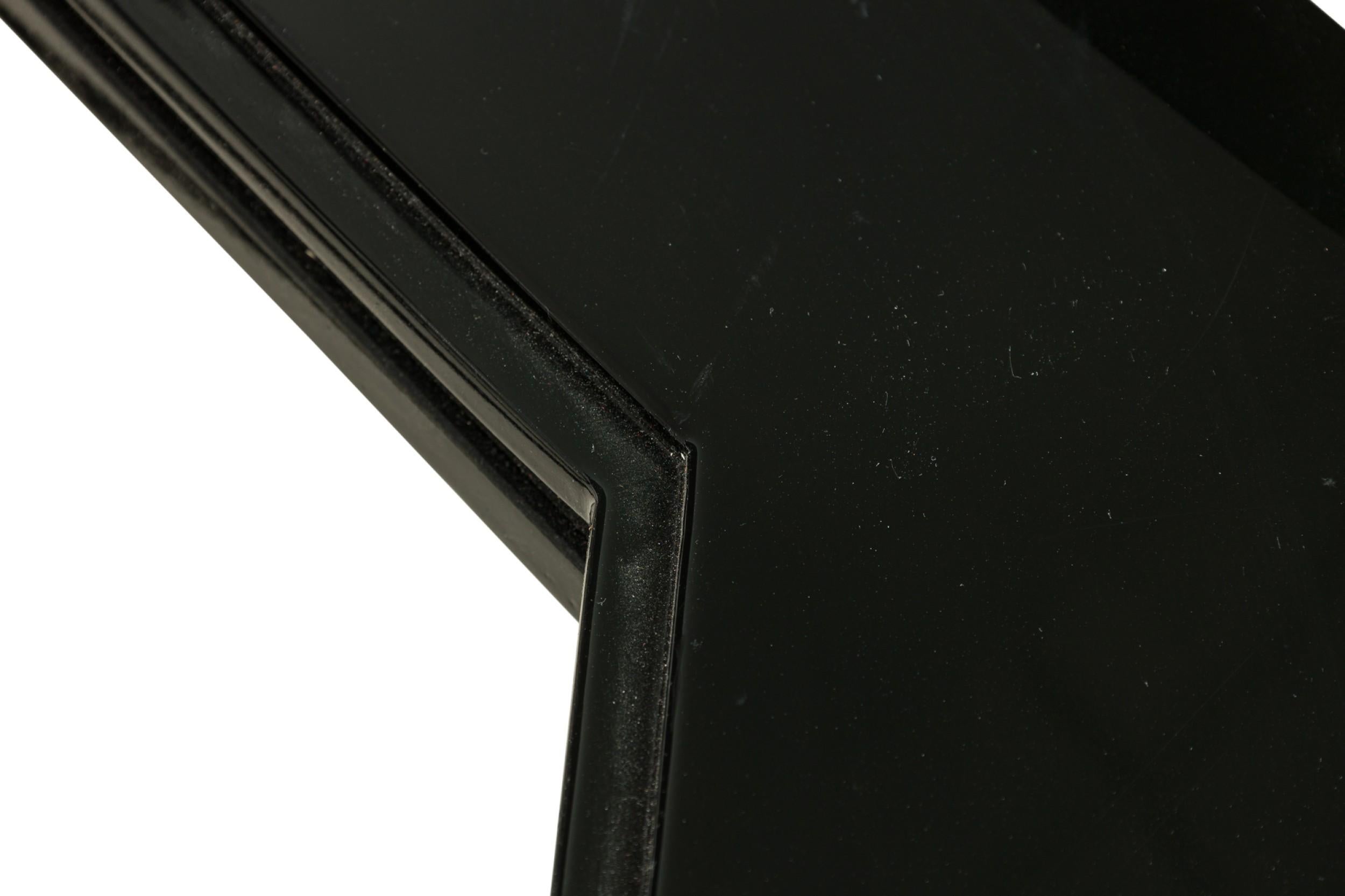 Bois James Mont Americna Table basse octogonale en laque noire et laiton Structure en vente