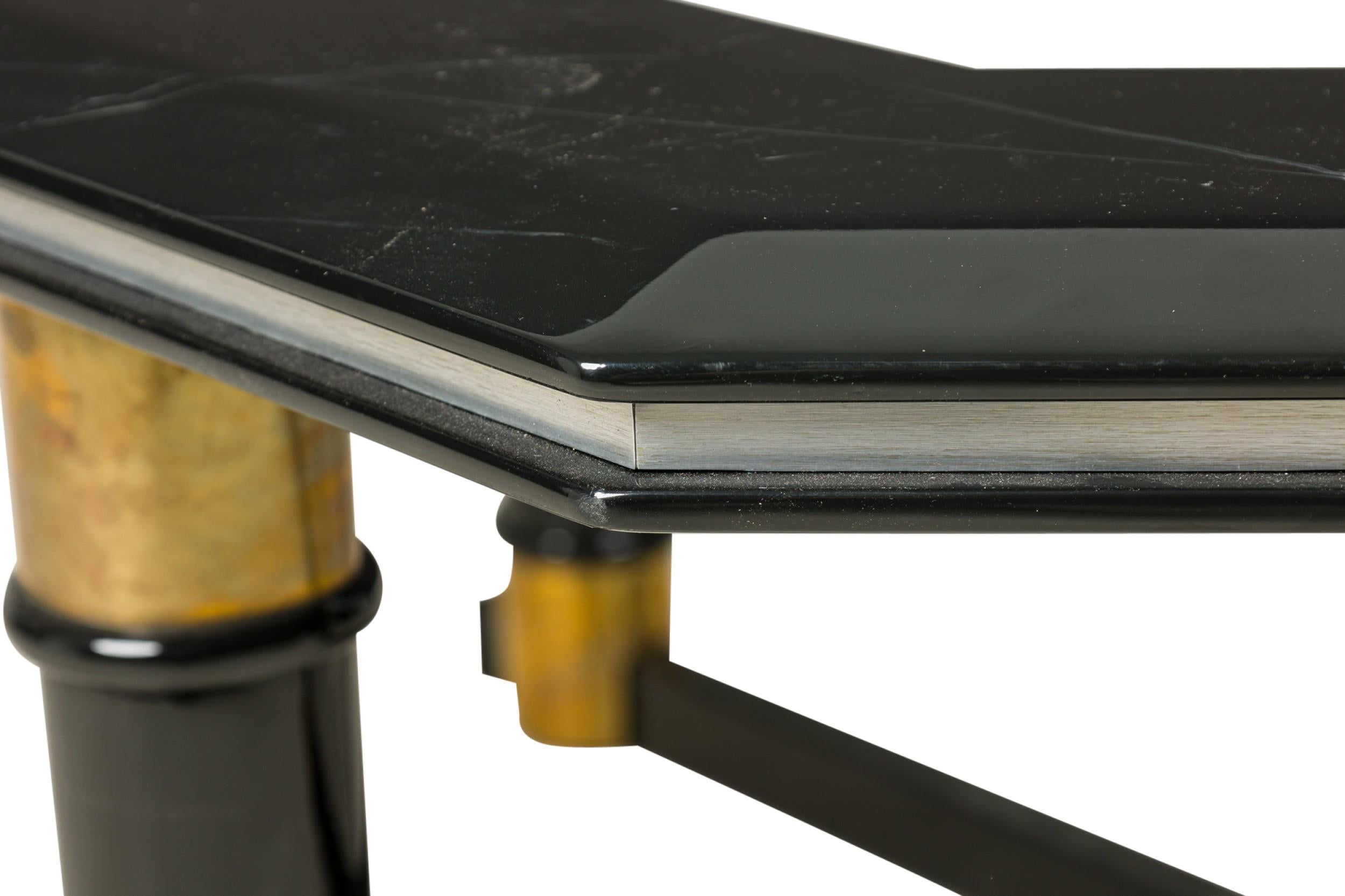 James Mont Americna Table basse octogonale en laque noire et laiton Structure en vente 1