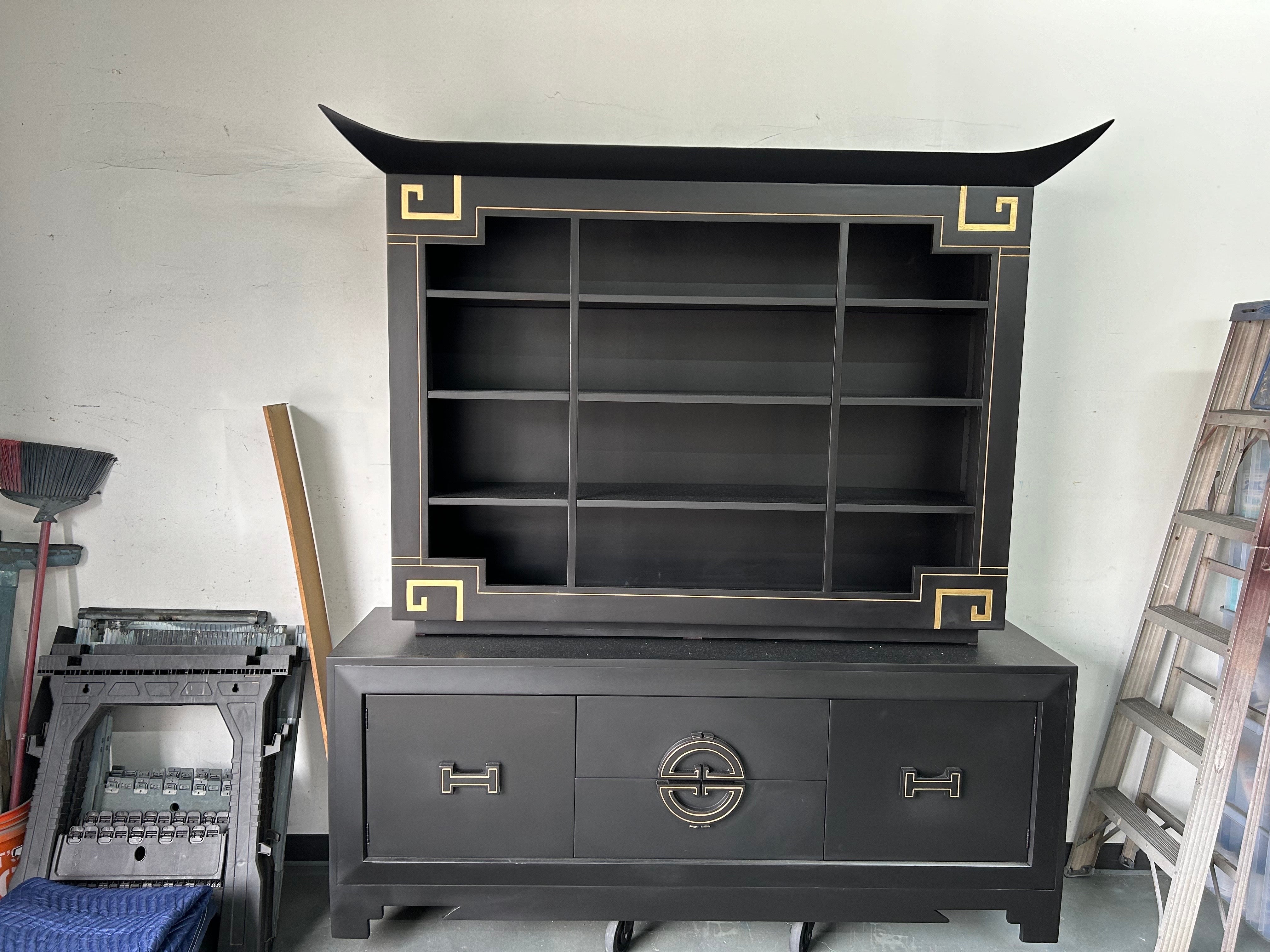 Libreria o armadio James Mont
In offerta c'è una bella libreria, un mobile buffet, una credenza o un armadio cinese in stile Chippendale con un piano a pagoda e un disegno a chiave greca dorato.
Questo versatile mobile è dotato di due ante e due