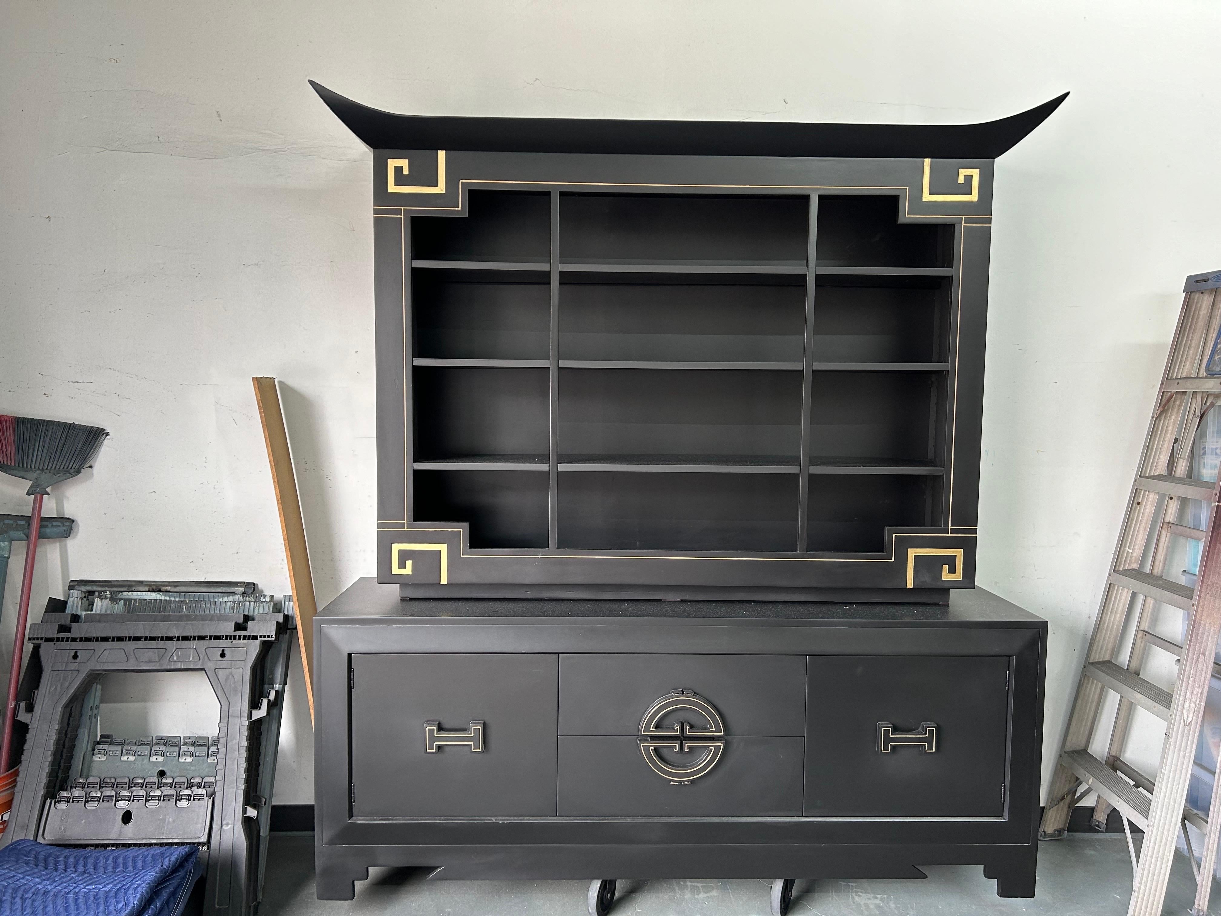 Chippendale cinese Libreria o armadio a buffet James Mont in vendita