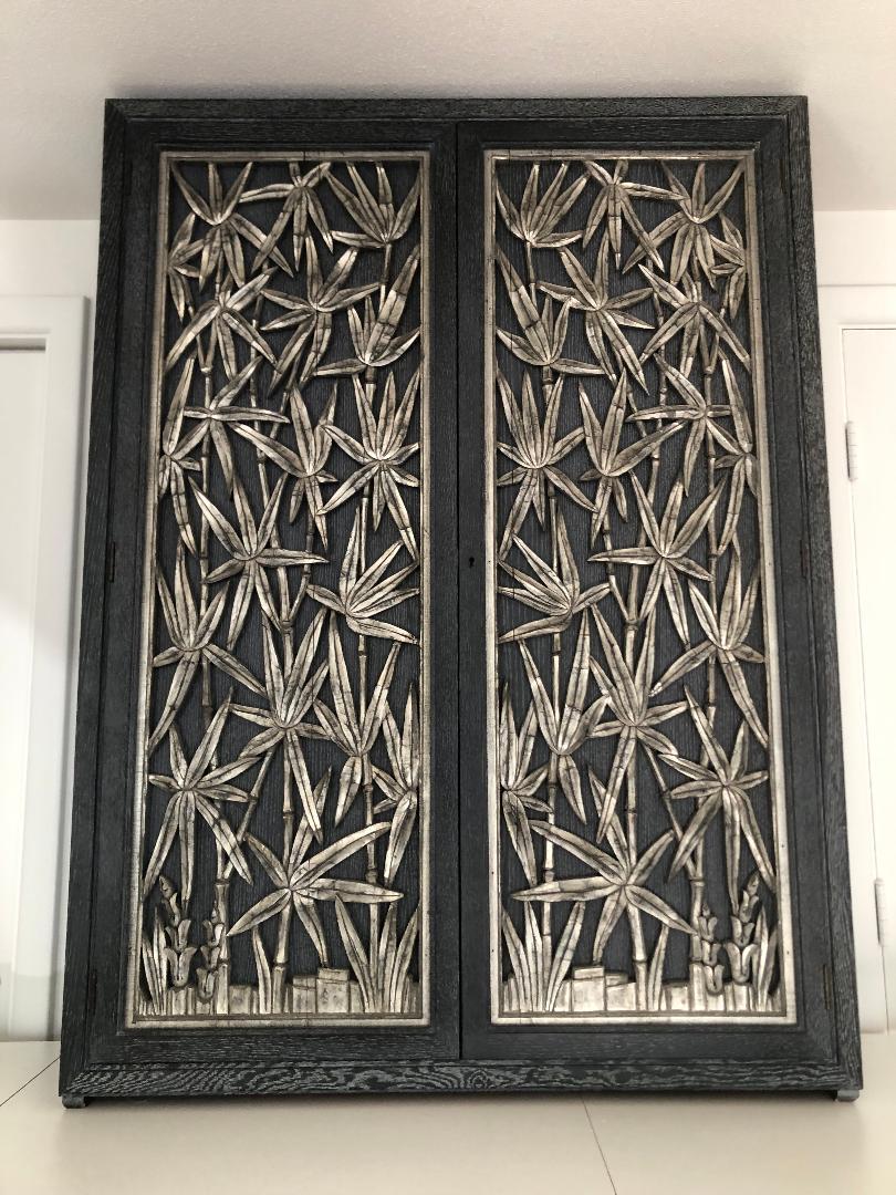 Mid-Century Modern James Mont  Armoire murale en bambou sculpté. ( 2 disponibles ) en vente