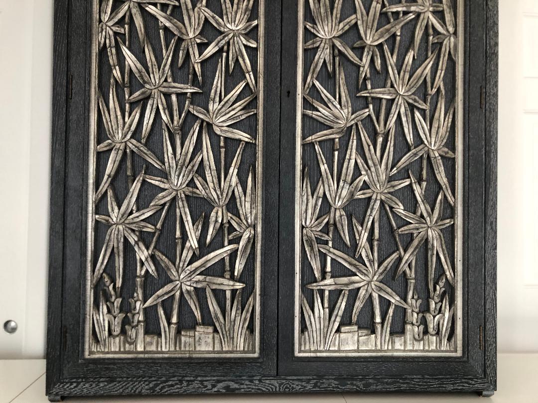 Américain James Mont  Armoire murale en bambou sculpté. ( 2 disponibles ) en vente
