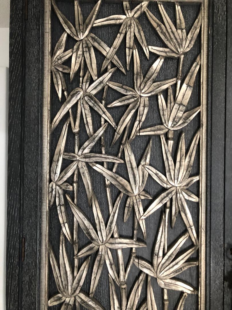 Cérusé James Mont  Armoire murale en bambou sculpté. ( 2 disponibles ) en vente