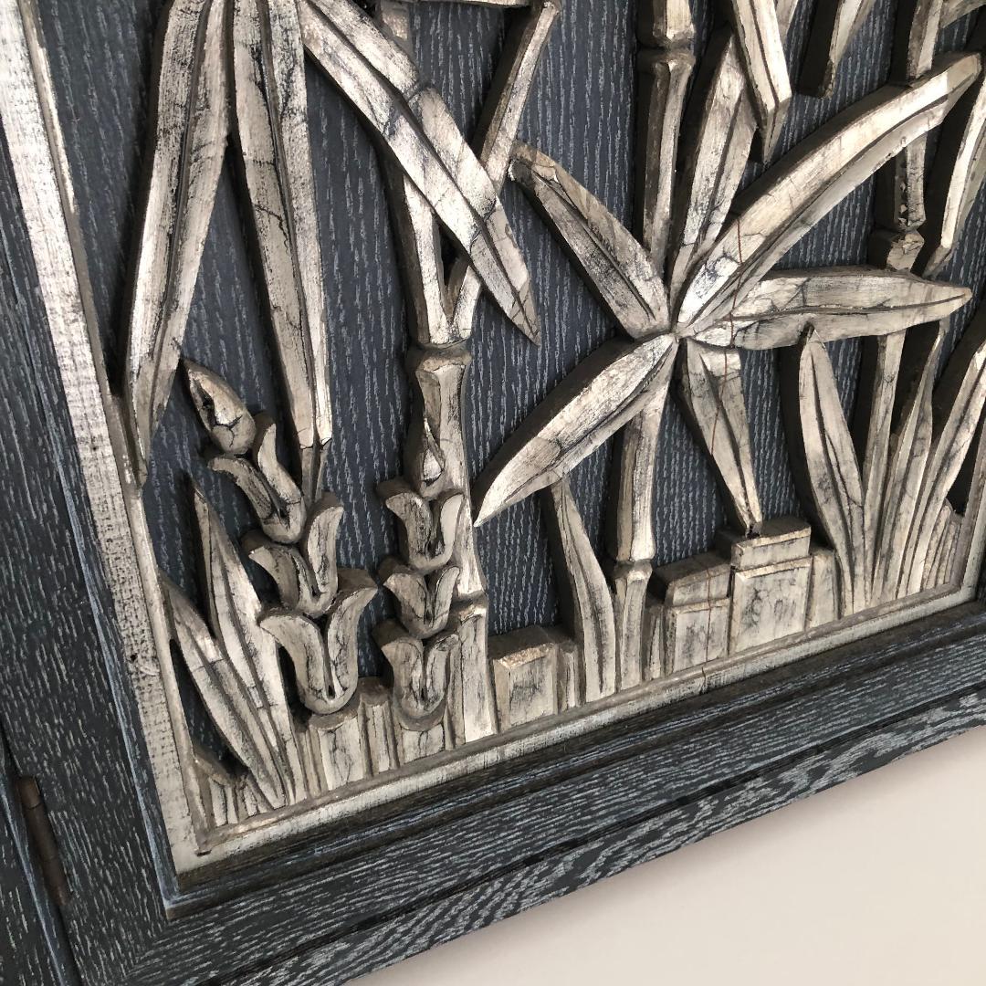 Milieu du XXe siècle James Mont  Armoire murale en bambou sculpté. ( 2 disponibles ) en vente