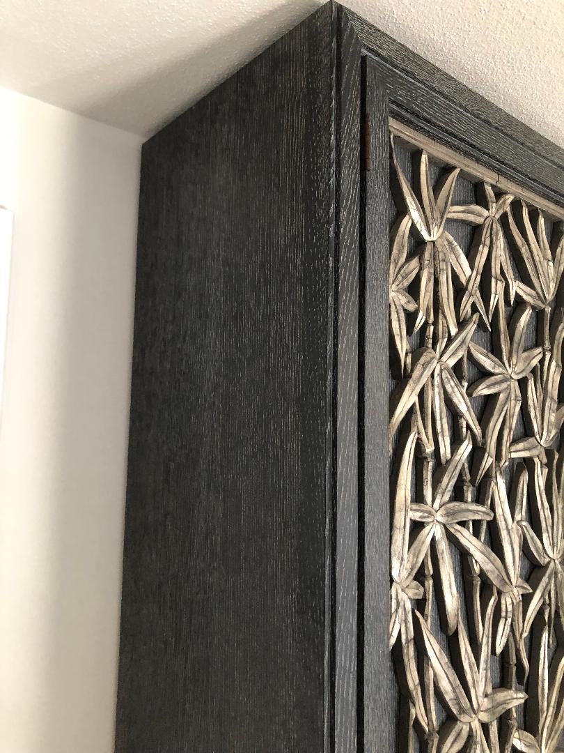 Feuille d'argent James Mont  Armoire murale en bambou sculpté. ( 2 disponibles ) en vente