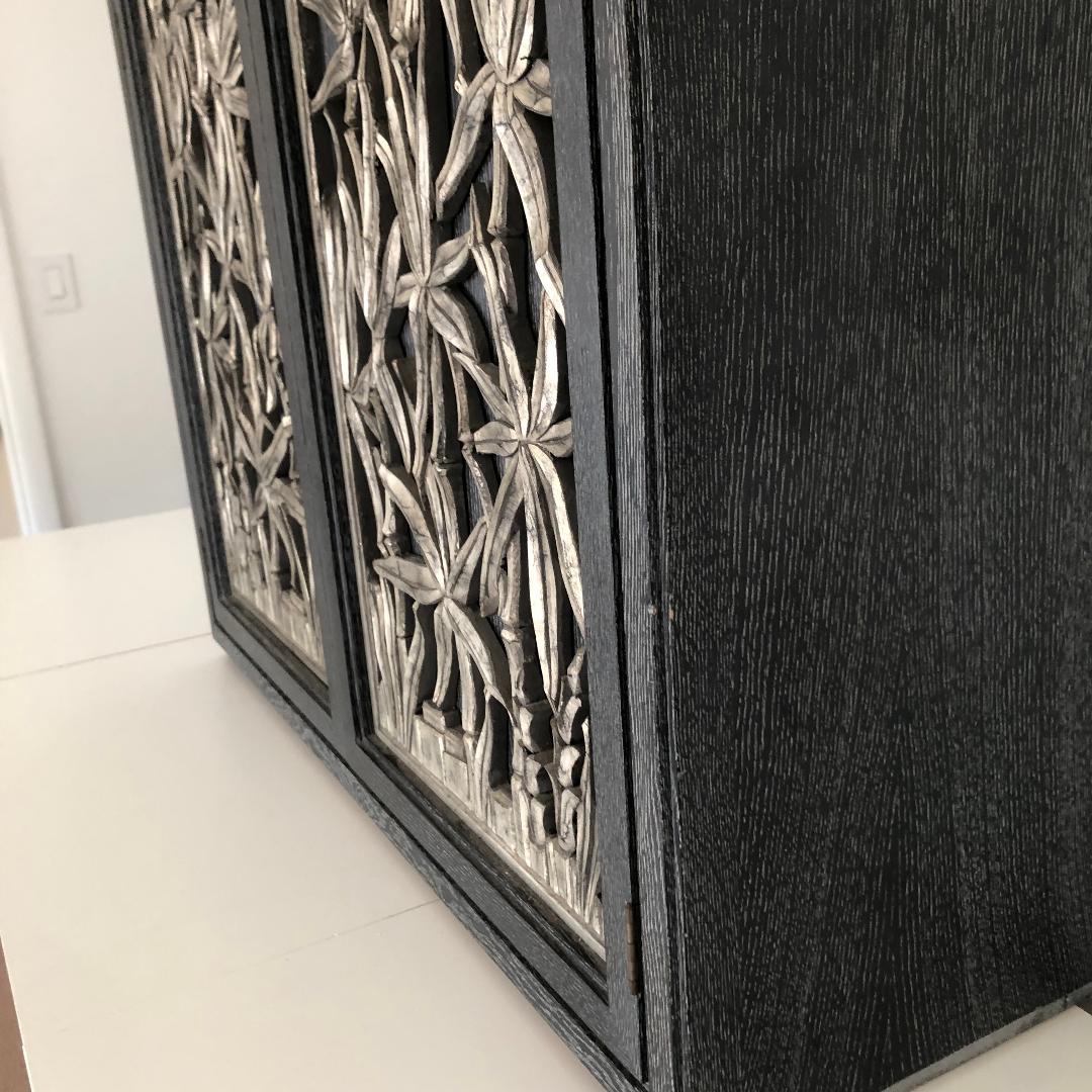 James Mont  Armoire murale en bambou sculpté. ( 2 disponibles ) en vente 1