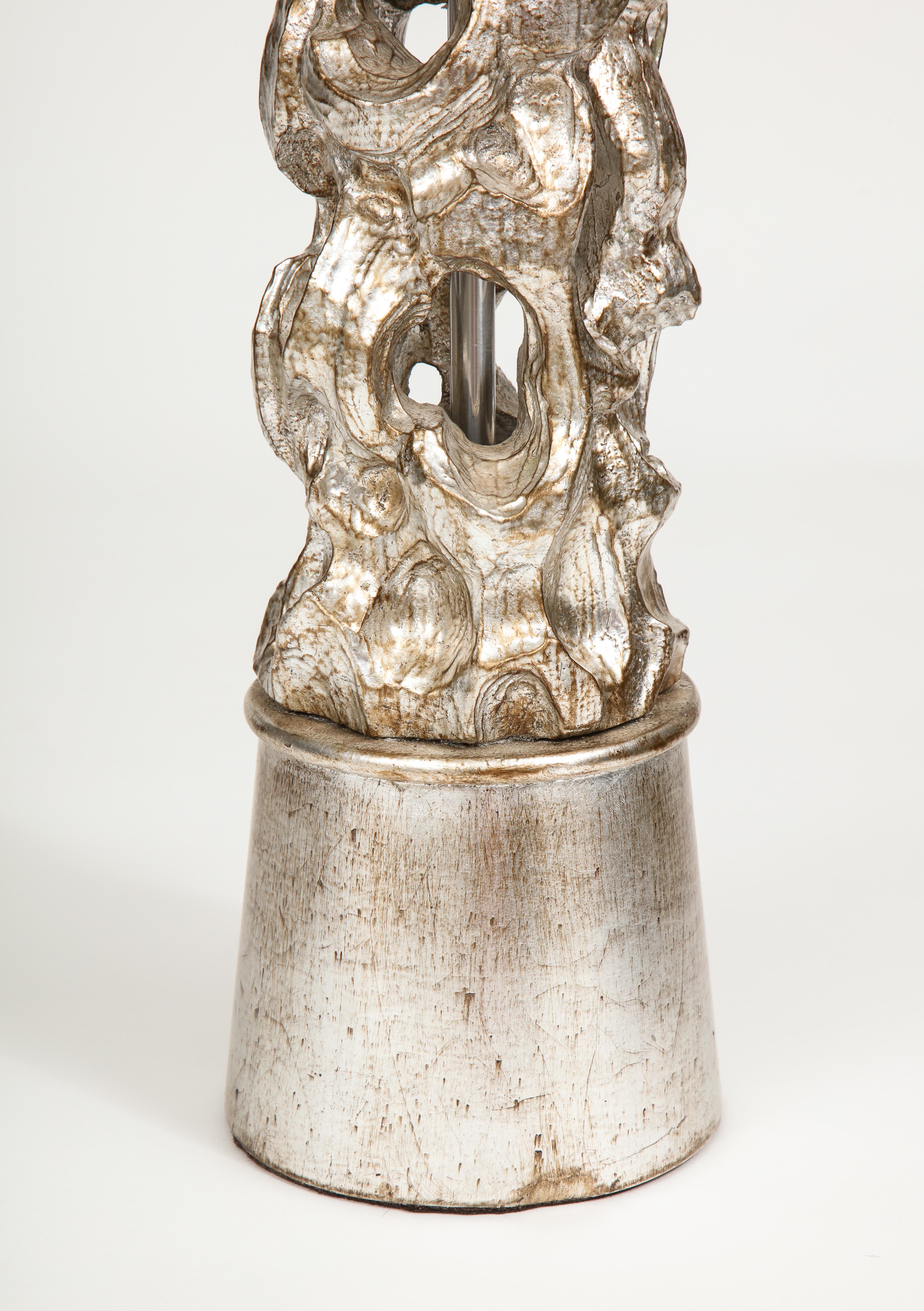Lampe colonne sculptée et argentée de James Mont en vente 2