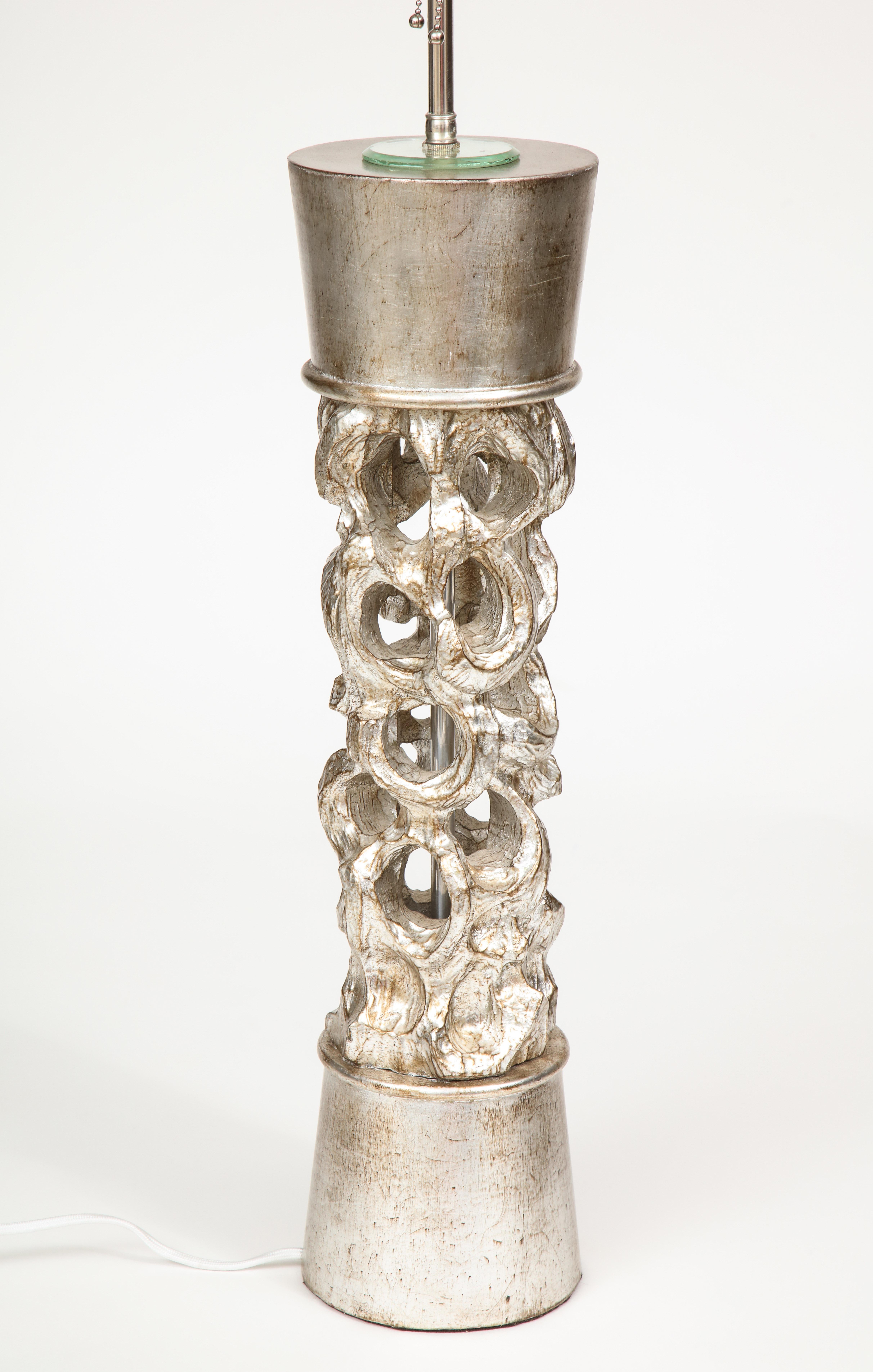 Américain Lampe colonne sculptée et argentée de James Mont en vente
