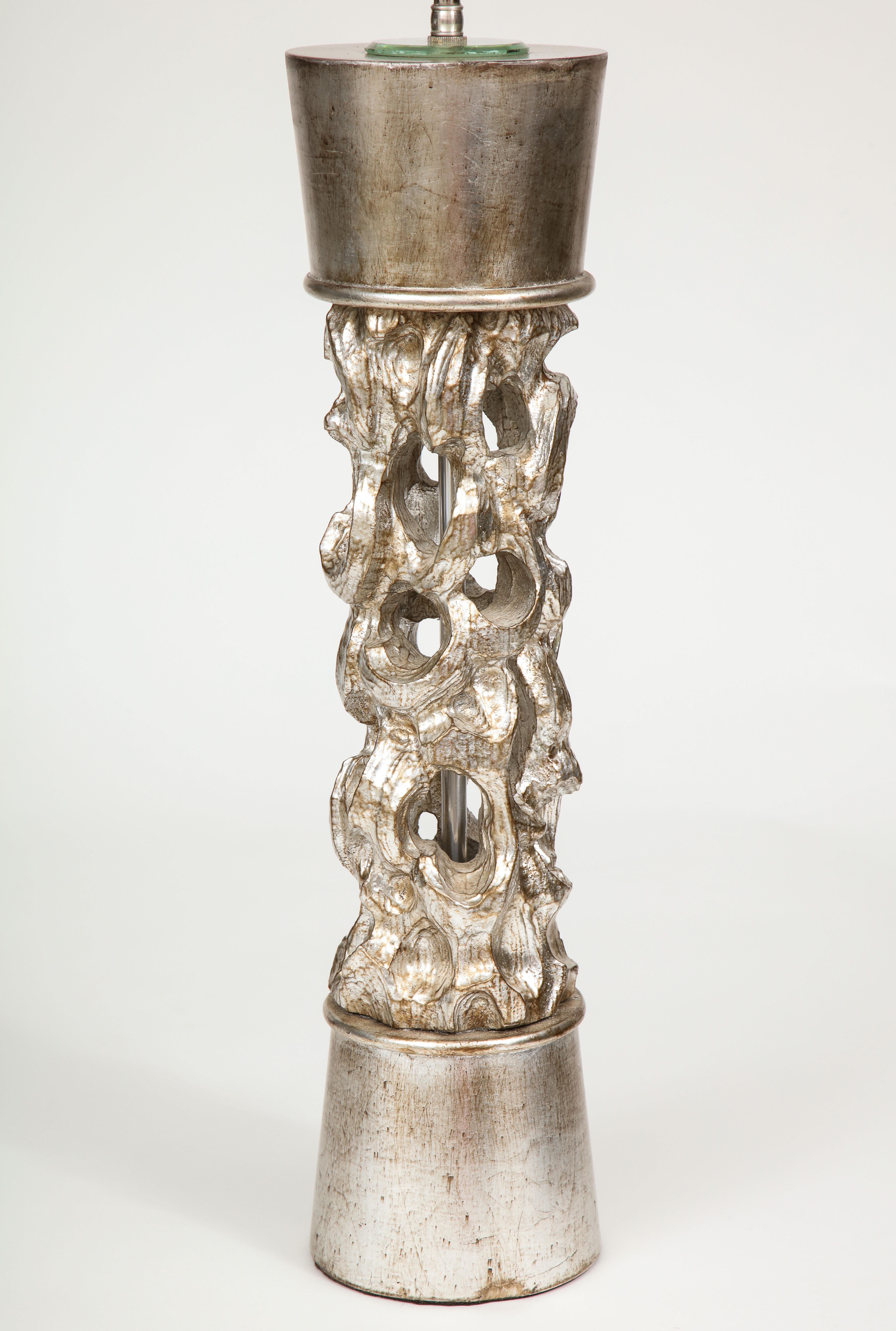 Sculpté Lampe colonne sculptée et argentée de James Mont en vente