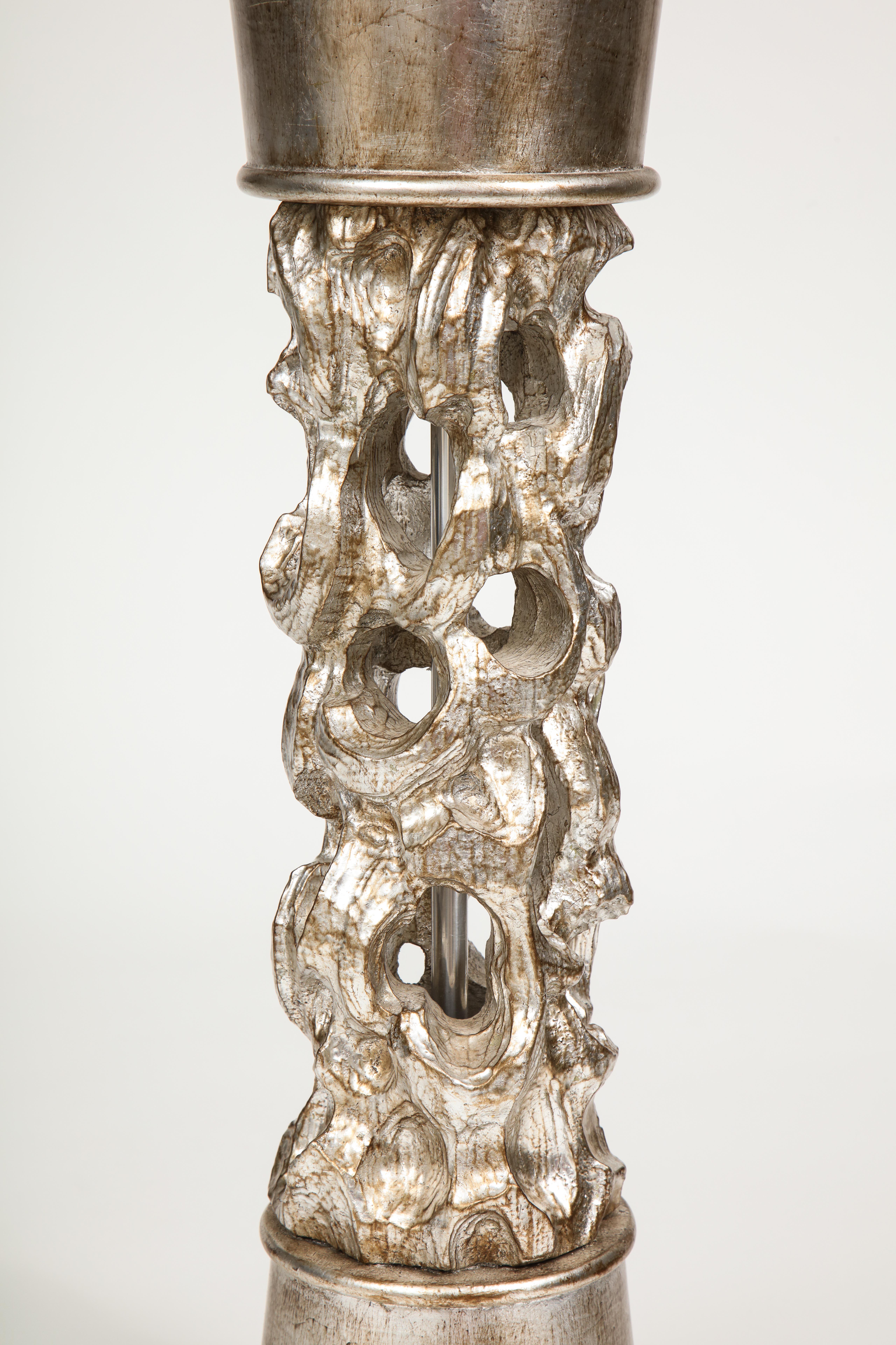 Lampe colonne sculptée et argentée de James Mont Bon état - En vente à New York, NY