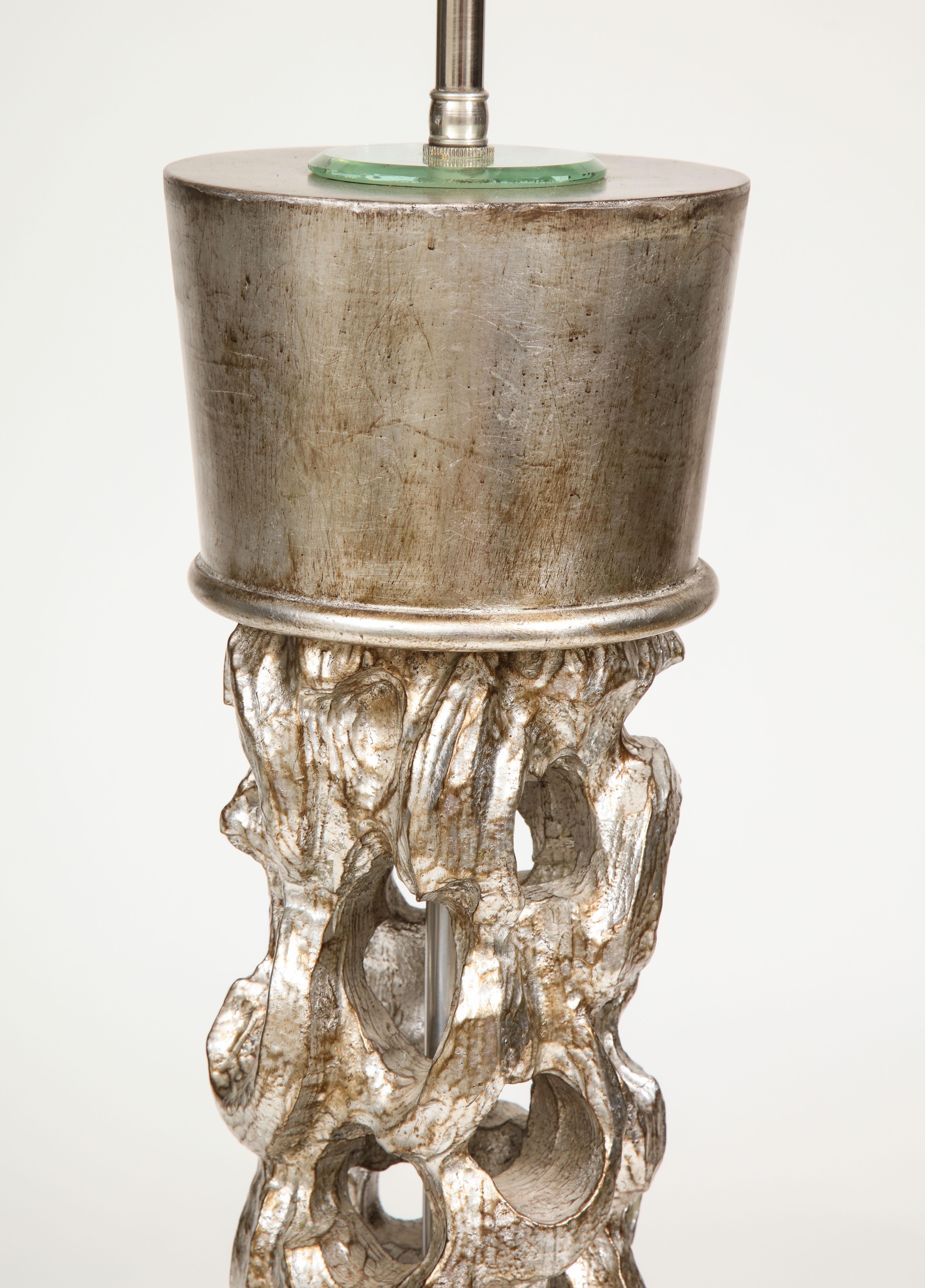 20ième siècle Lampe colonne sculptée et argentée de James Mont en vente