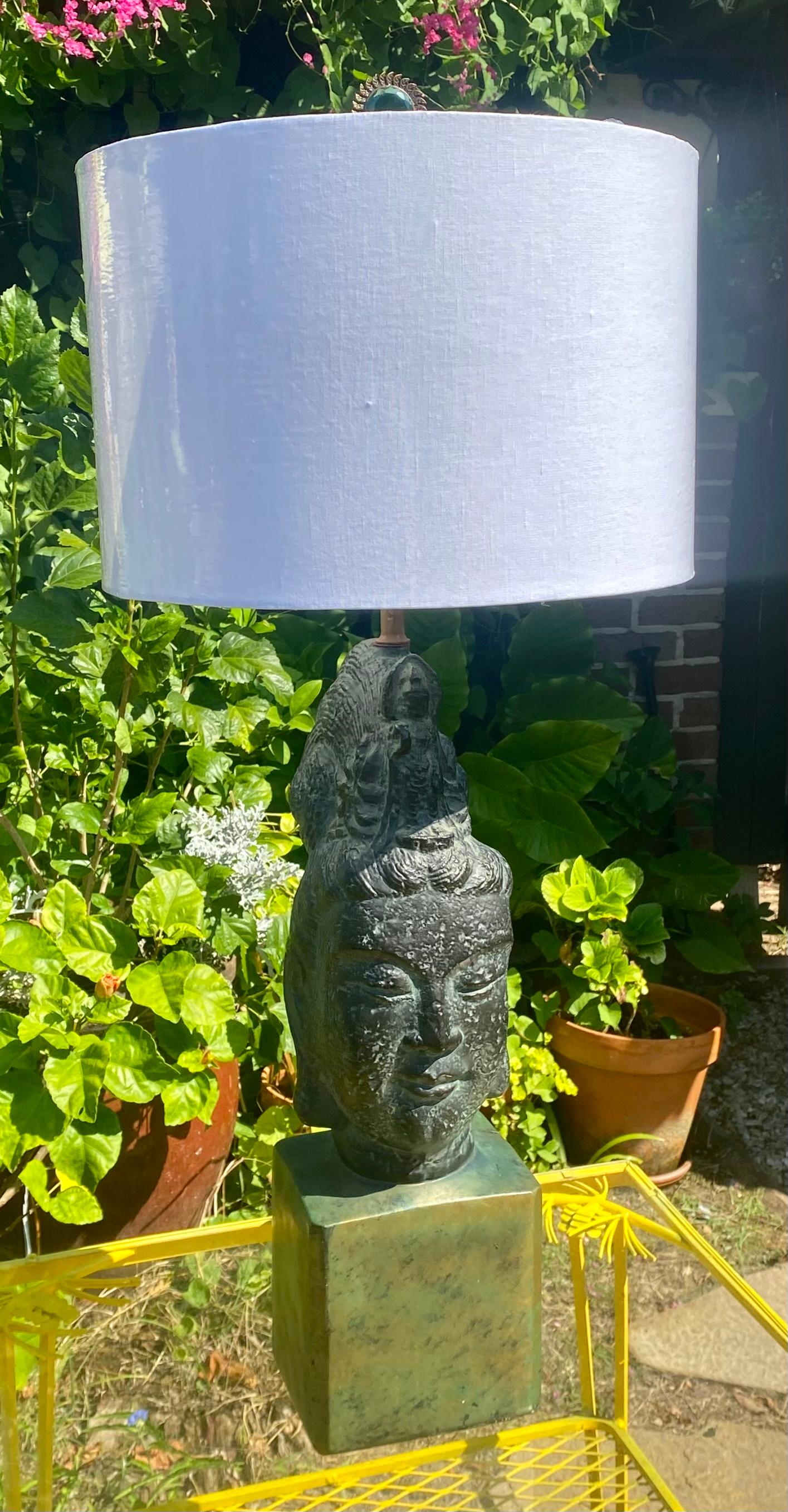 Conçue dans les années 1950 par James Mont, cette lampe de table vintage en forme de buste de Bouddha Tara du milieu du siècle est une véritable pièce d'apparat pour votre décoration éclectique ou du milieu du siècle. Il s'agit d'une lampe en