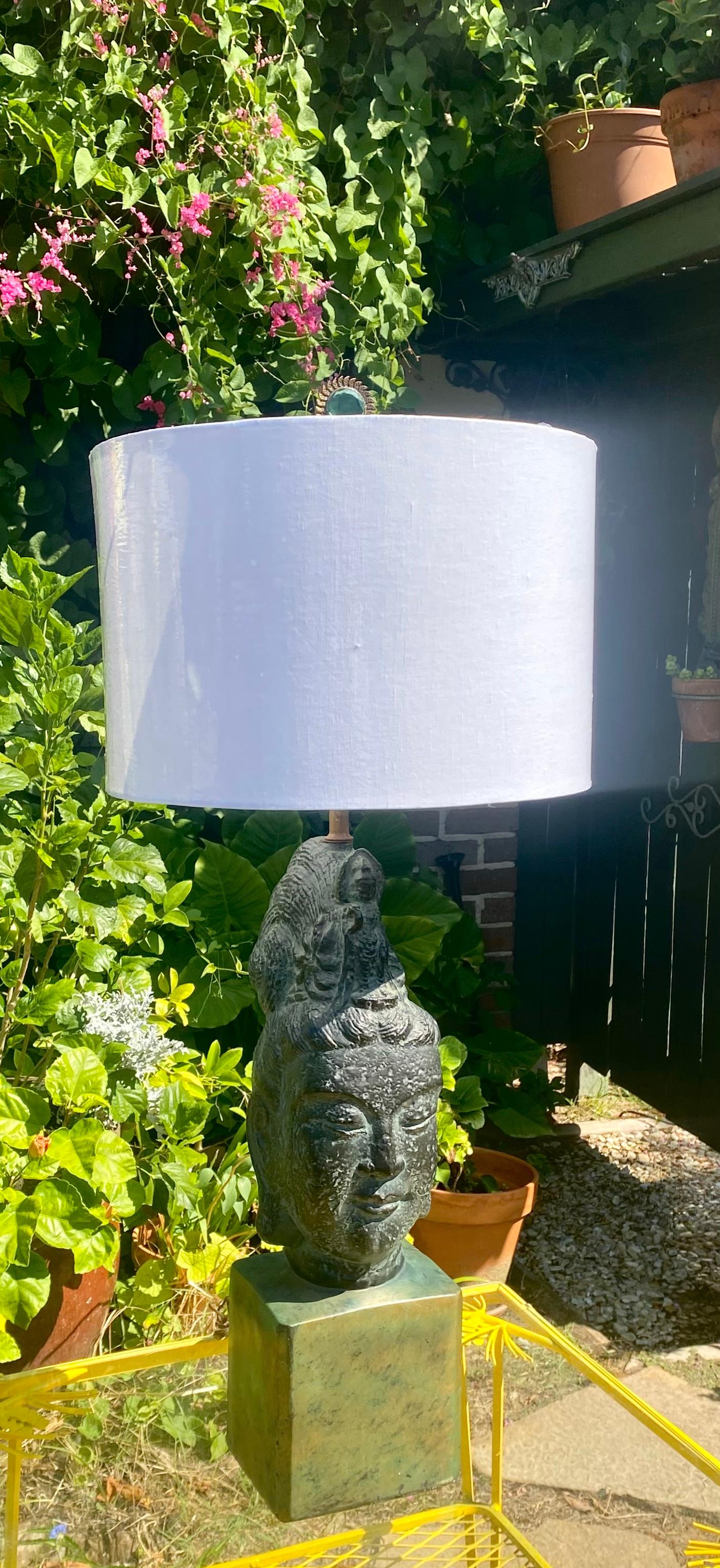 Fait main James Mont Lampe à tête de bouddha Tara en céramique, vers 1950 en vente