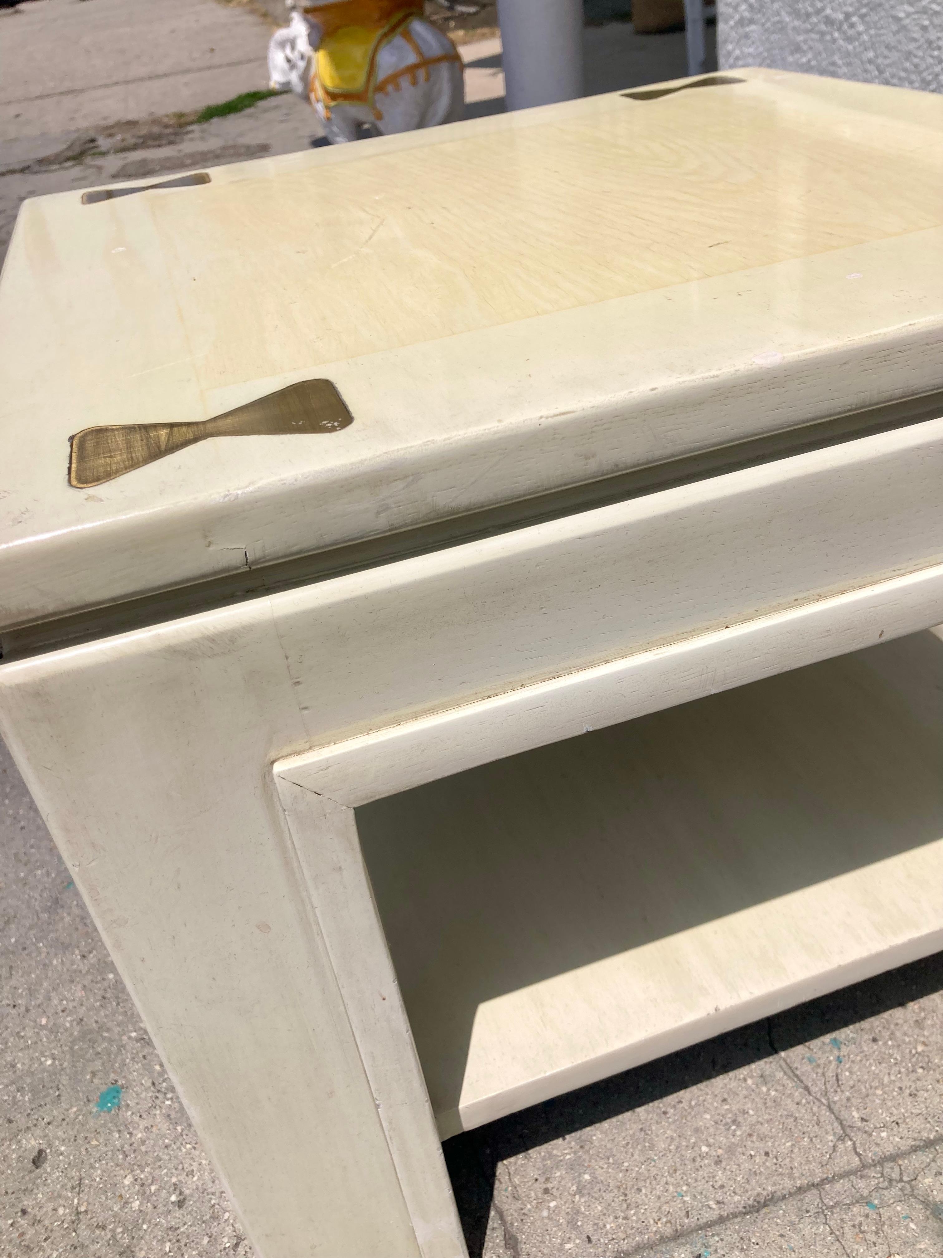 Table de cocktail James Mont style Ming avec inserts en laiton en vente 3