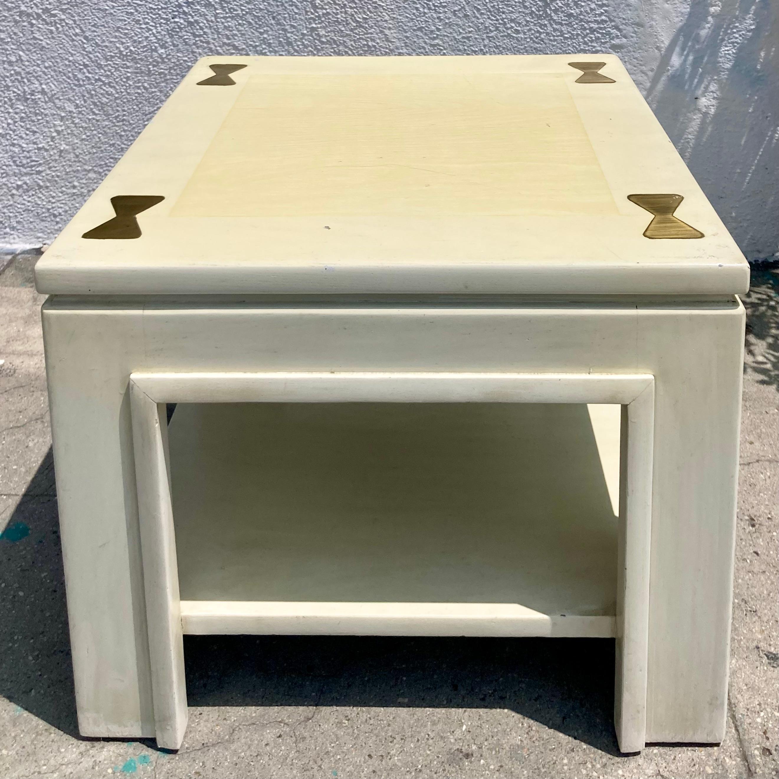 Table de cocktail James Mont de style Ming avec inserts en laiton sur le plateau. Finition peinte d'origine avec des inserts en laiton très uniques et une étagère basse. Il s'agit d'une table de cocktail extrêmement rare et nous en avons une