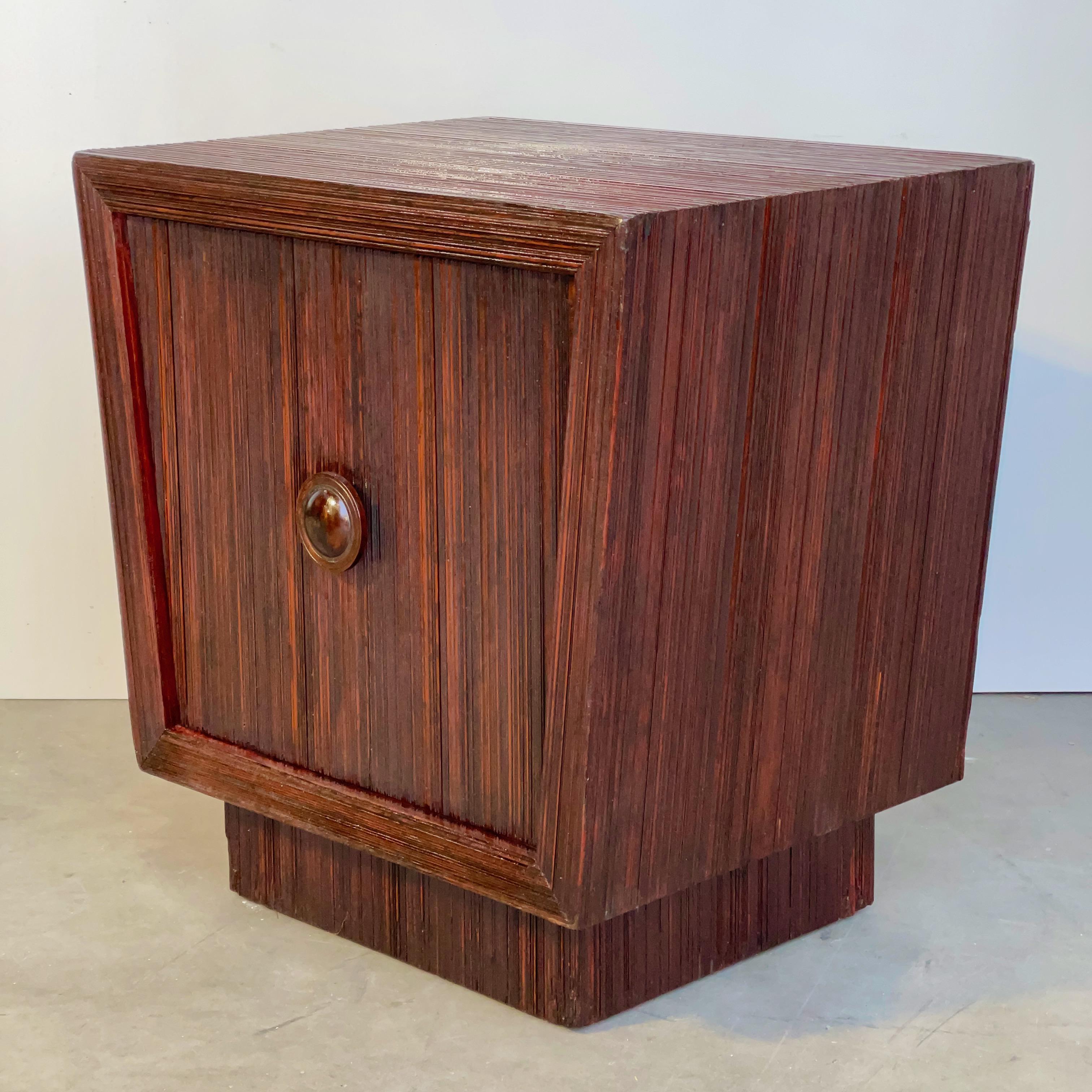 Mid-Century Modern James Mont Design, signé, armoire trapézoïdale à anse de crayon en vente