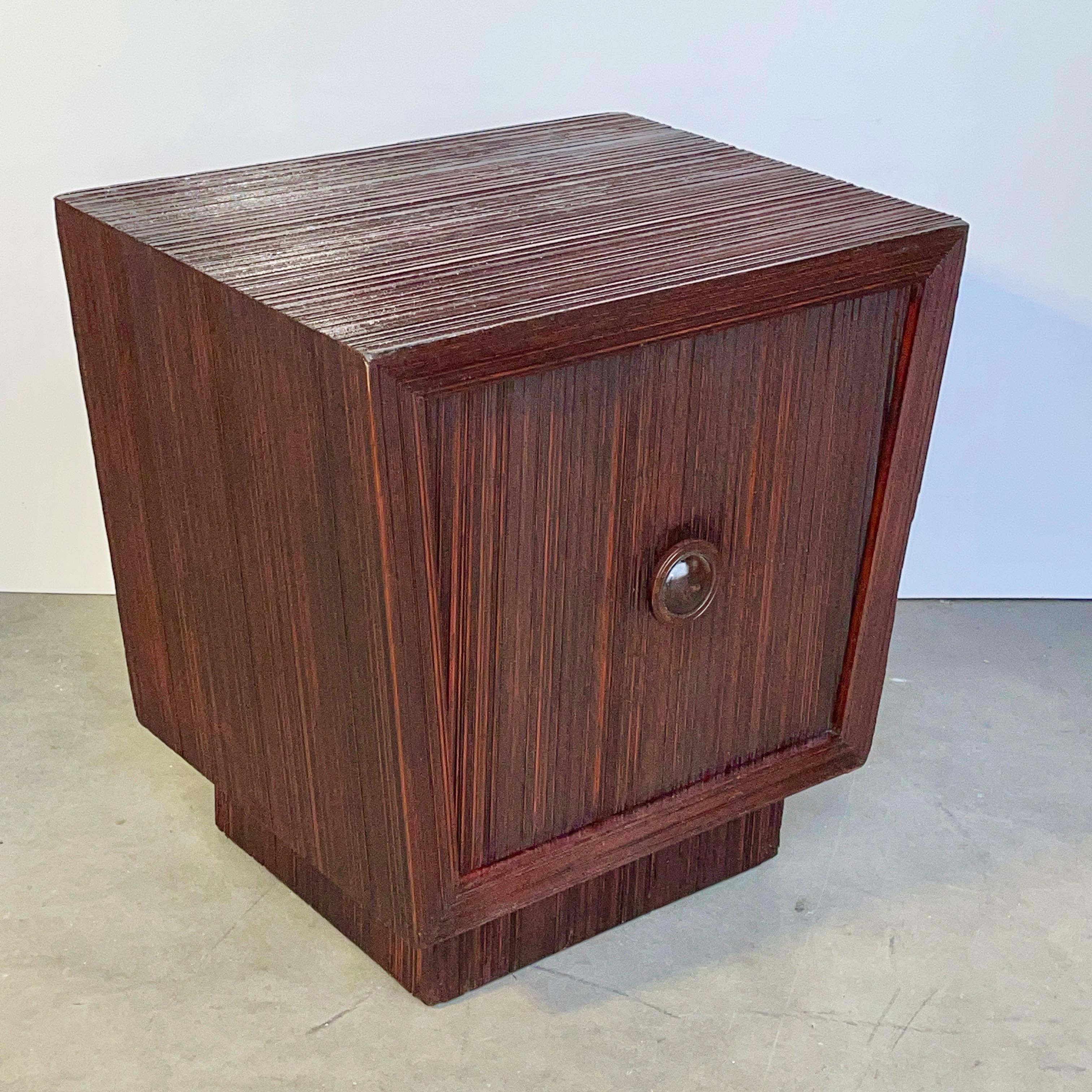 Milieu du XXe siècle James Mont Design, signé, armoire trapézoïdale à anse de crayon en vente