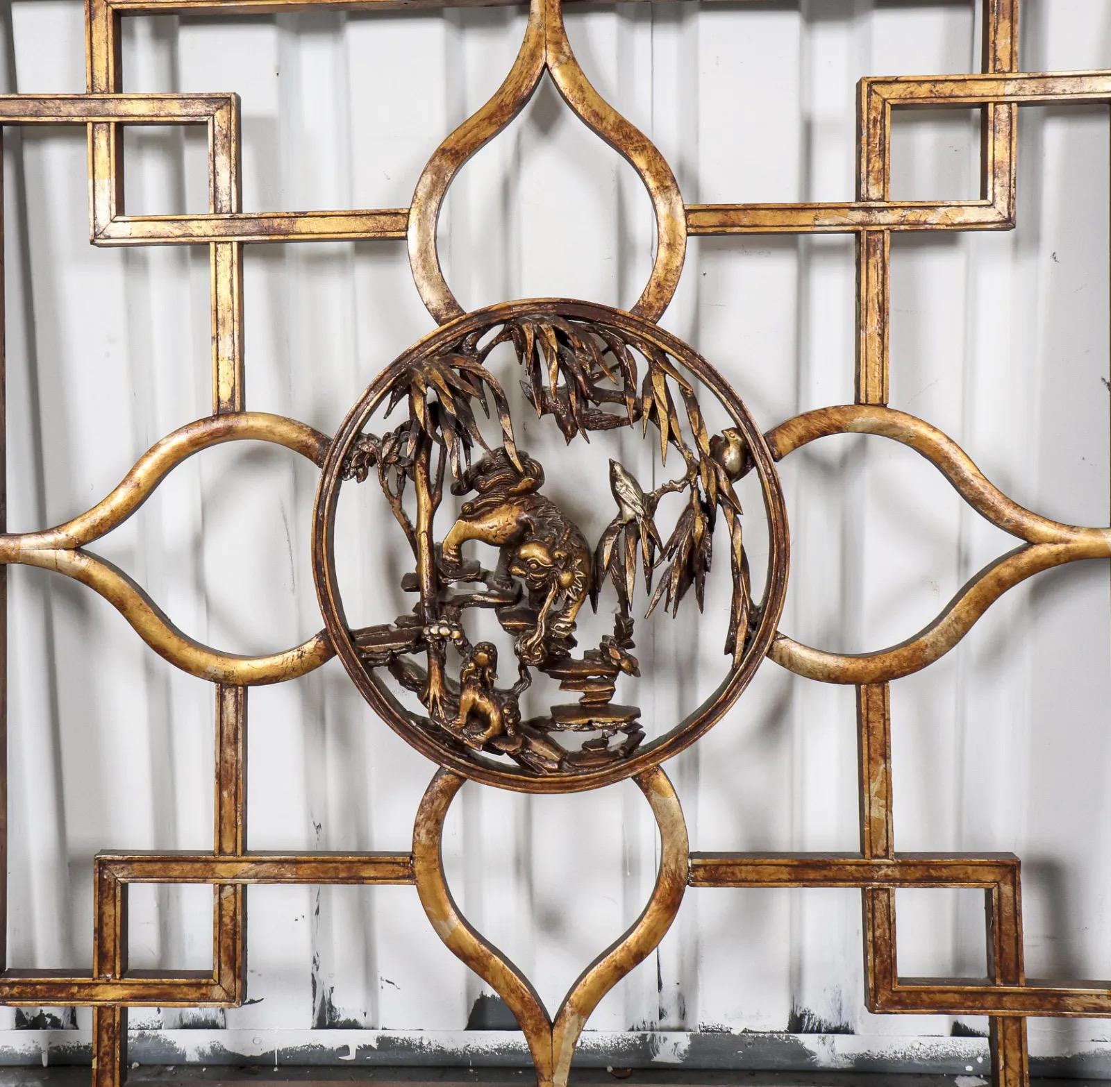 James Mont è un pannello da parete in legno dorato intagliato della metà del secolo scorso con un intaglio centrale circolare orientalista stilizzato con foglie di bambù e alberi di loto, sfregato a mano con foglia d'oro e d'argento. 
43
