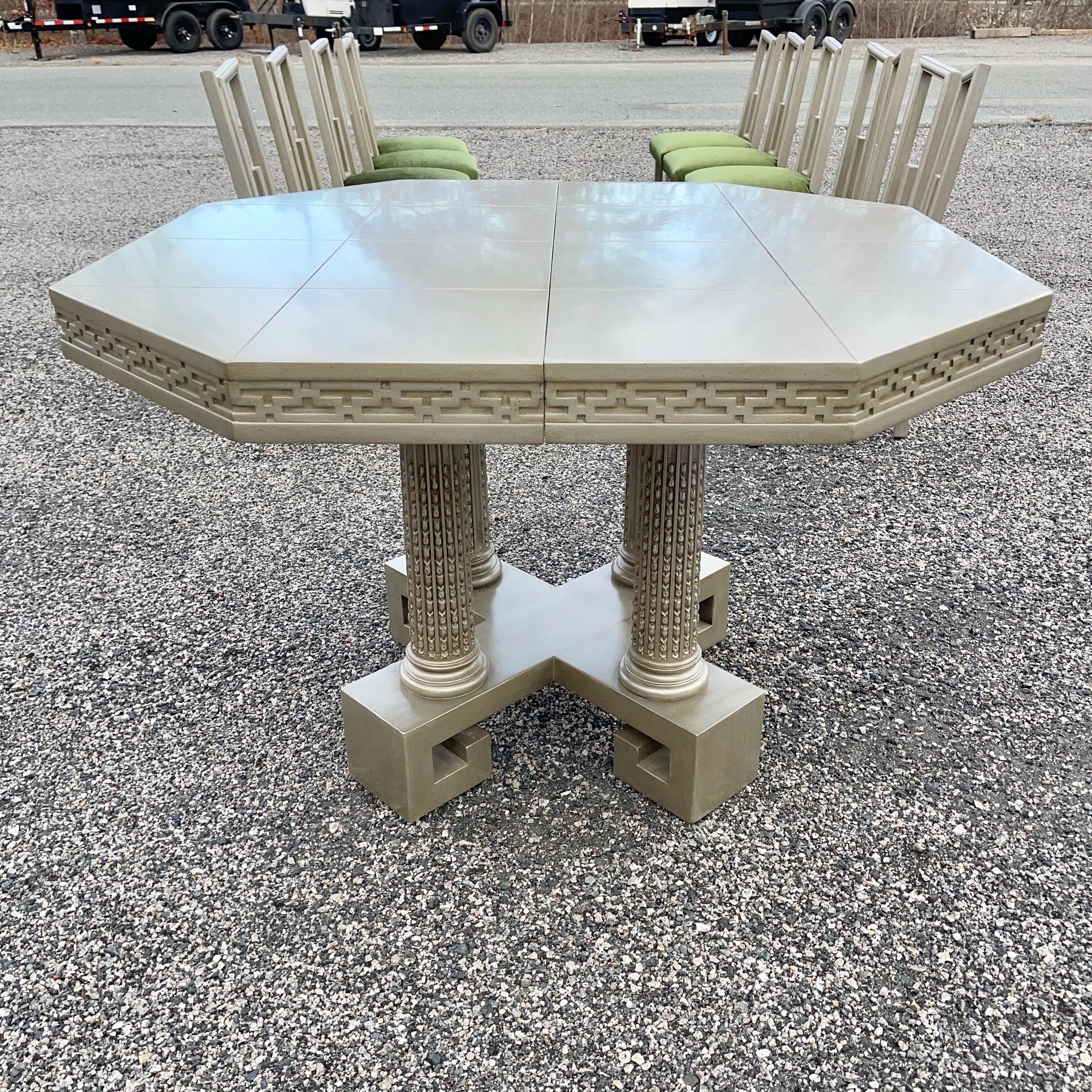 James Design/One table de salle à manger à plateau octogonal prolongé, orné d'un tablier de 2 pouces de frettes de Chinoiserie sculptées, sur quatre colonnes cannelées reposant sur une base cruciforme à clé grecque.
Ce meuble a fait l'objet d'une