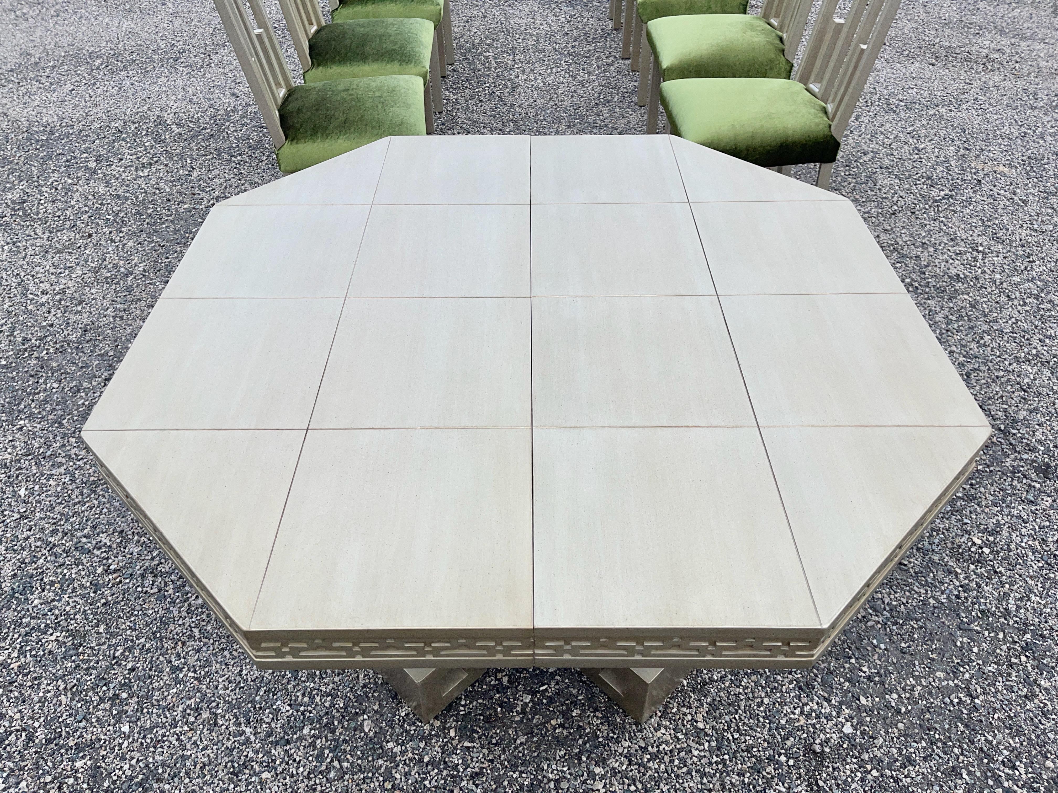 Mid-Century Modern Table de salle à manger Greek Key de James Mont Designs et 10 chaises argentées et vertes en vente
