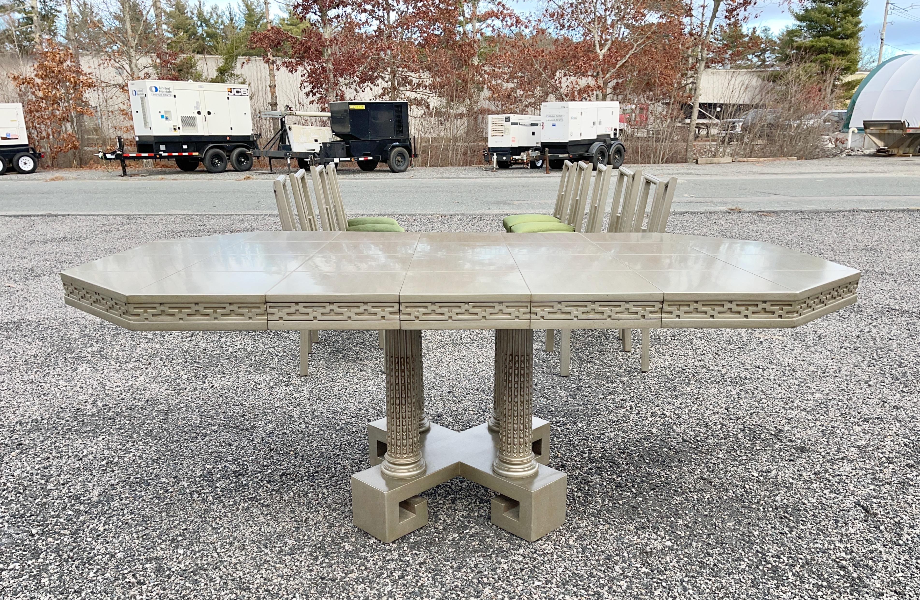Américain Table de salle à manger Greek Key de James Mont Designs et 10 chaises argentées et vertes en vente