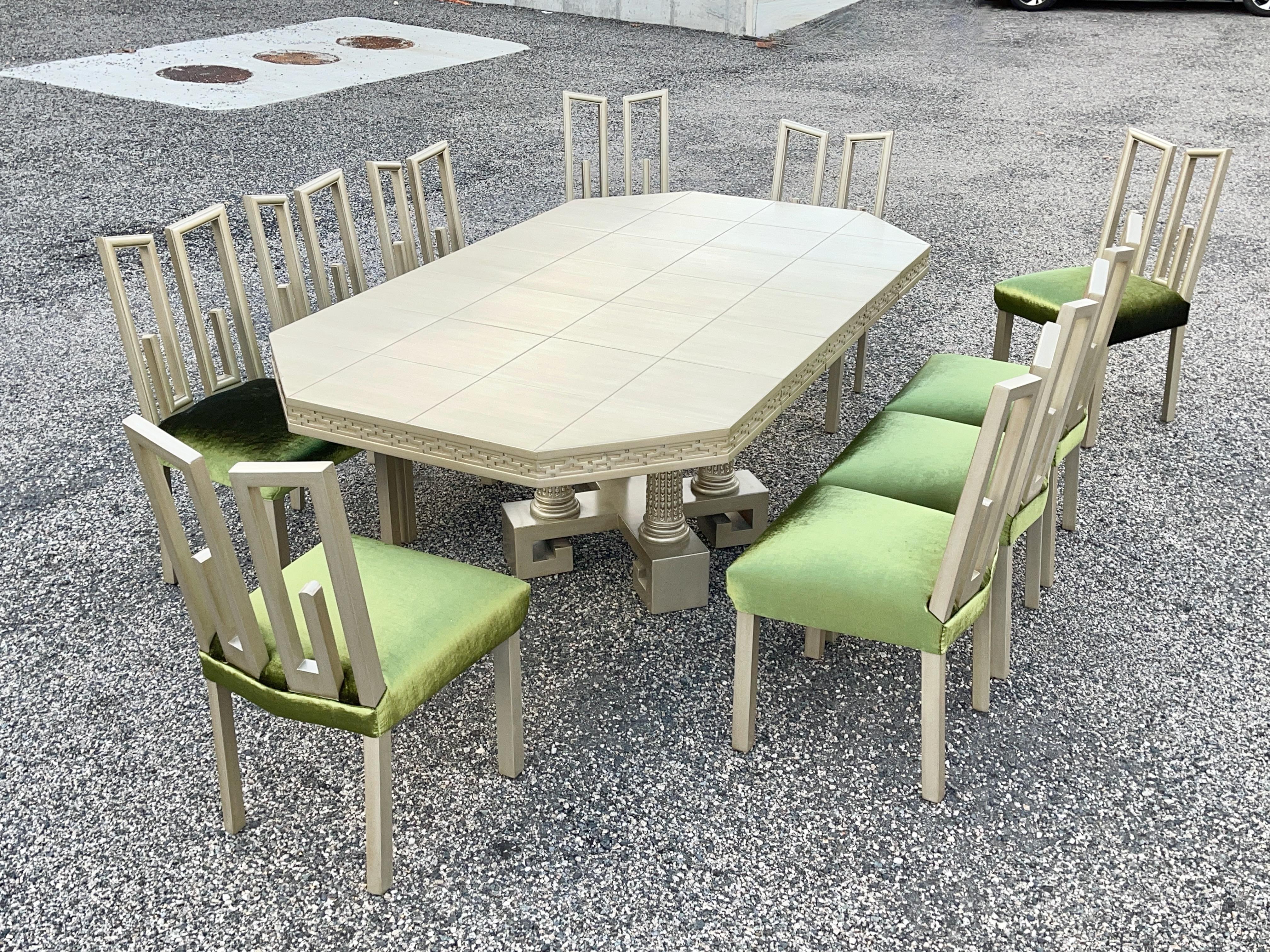 Laqué Table de salle à manger Greek Key de James Mont Designs et 10 chaises argentées et vertes en vente