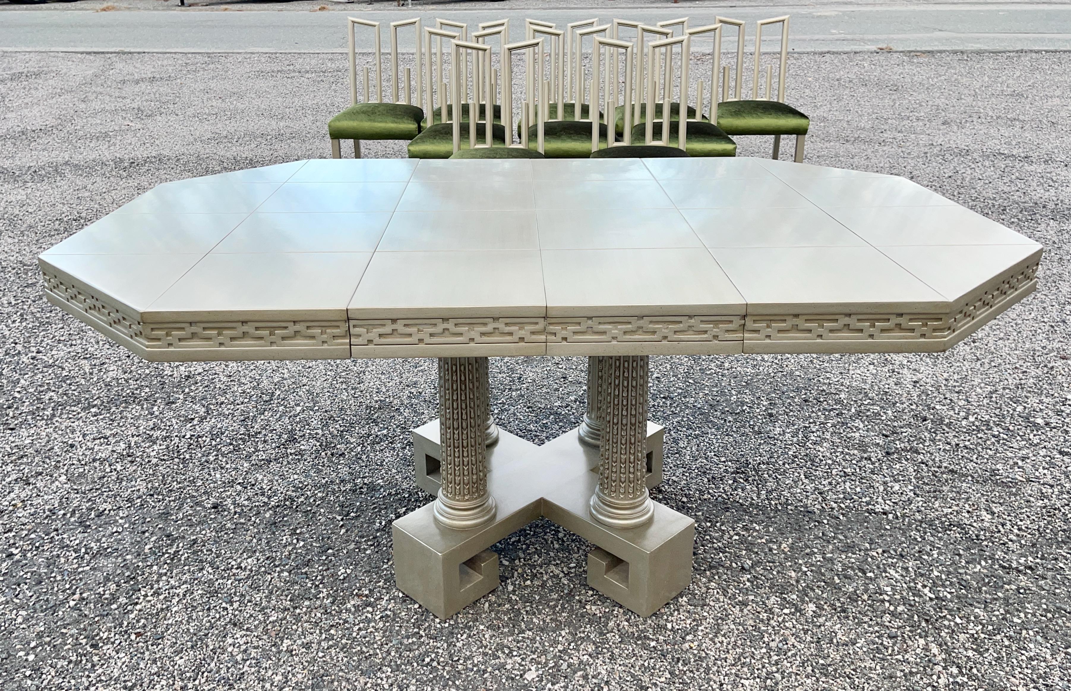 Milieu du XXe siècle Table de salle à manger Greek Key de James Mont Designs et 10 chaises argentées et vertes en vente