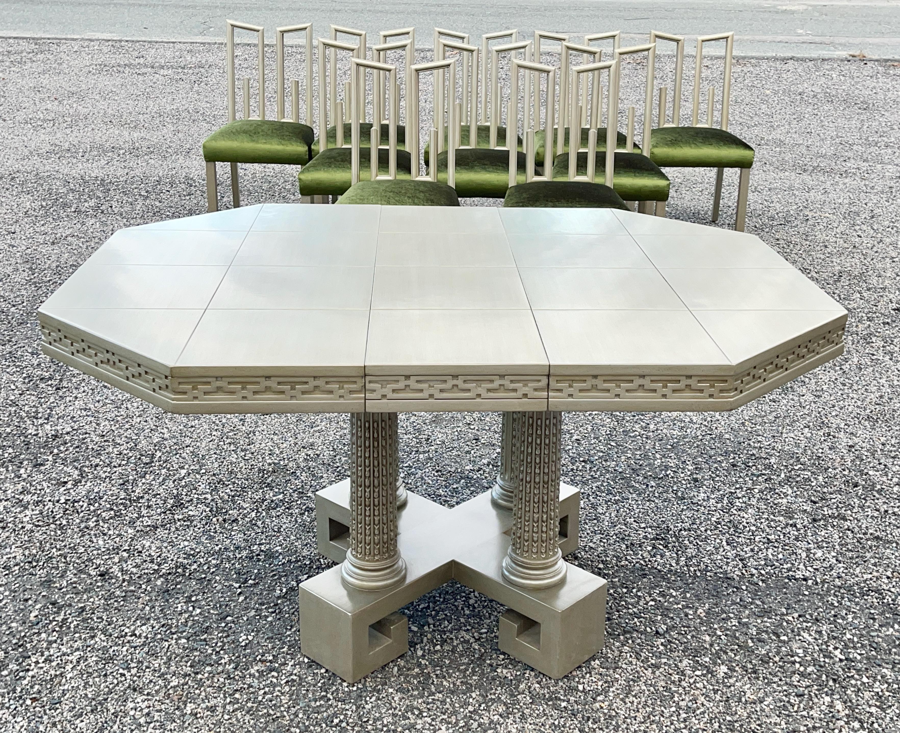 Velours Table de salle à manger Greek Key de James Mont Designs et 10 chaises argentées et vertes en vente
