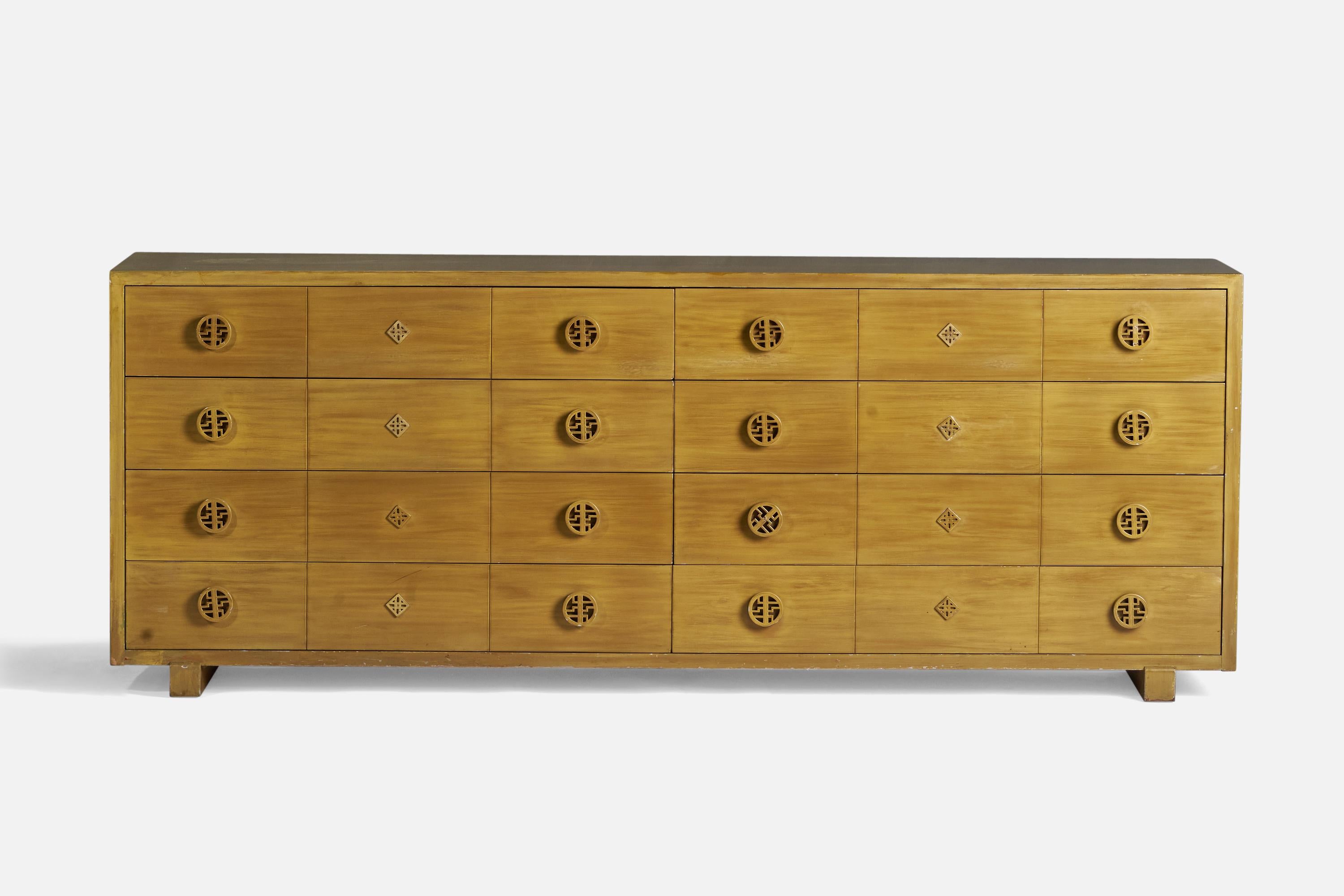 Commode en bois conçue et fabriquée par James Mont, États-Unis, vers les années 1940.

Originaire d'un intérieur de James Mont.