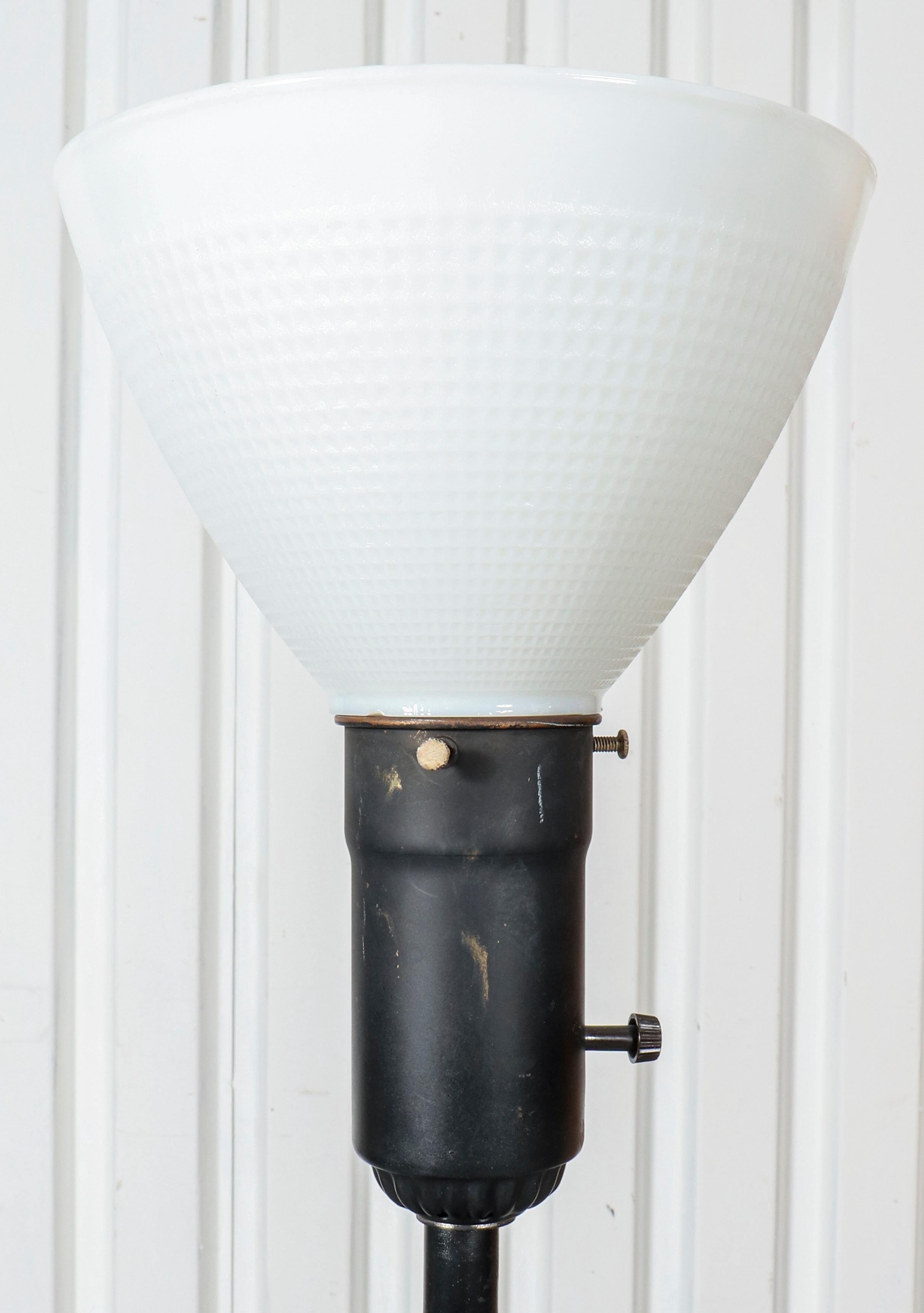 Lampe de bureau égyptienne en forme de jarre par James Mont en vente 3