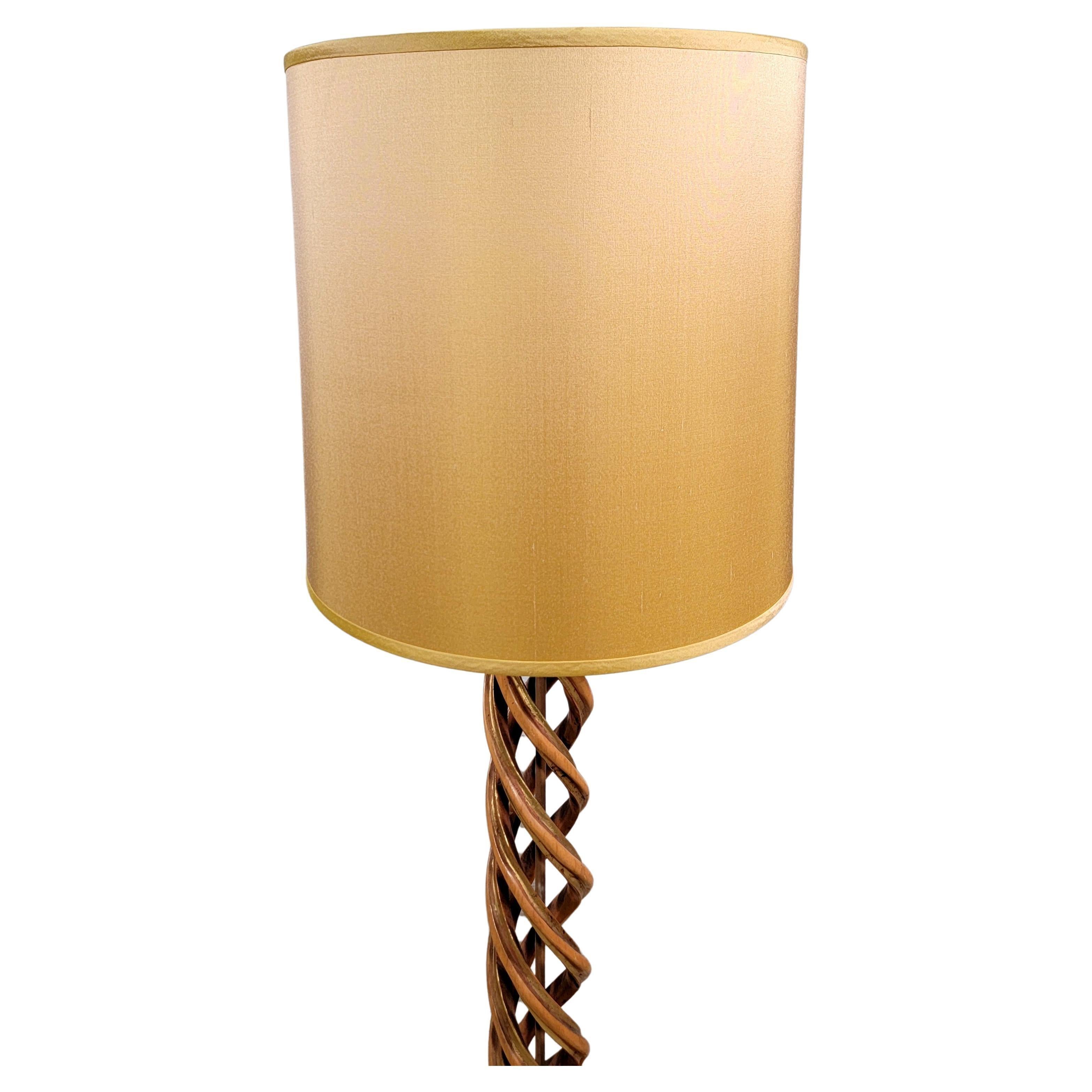 Spektakuläre Parcel vergoldet und geschnitzt Holz offene Spirale Form Tischlampe. Neuer Seidenschirm in Champagner/Goldbeige. 
Die spiralförmige Lampe ist in einem sehr guten Originalzustand mit Blattgoldverzierung und einem Glasdiffusor.