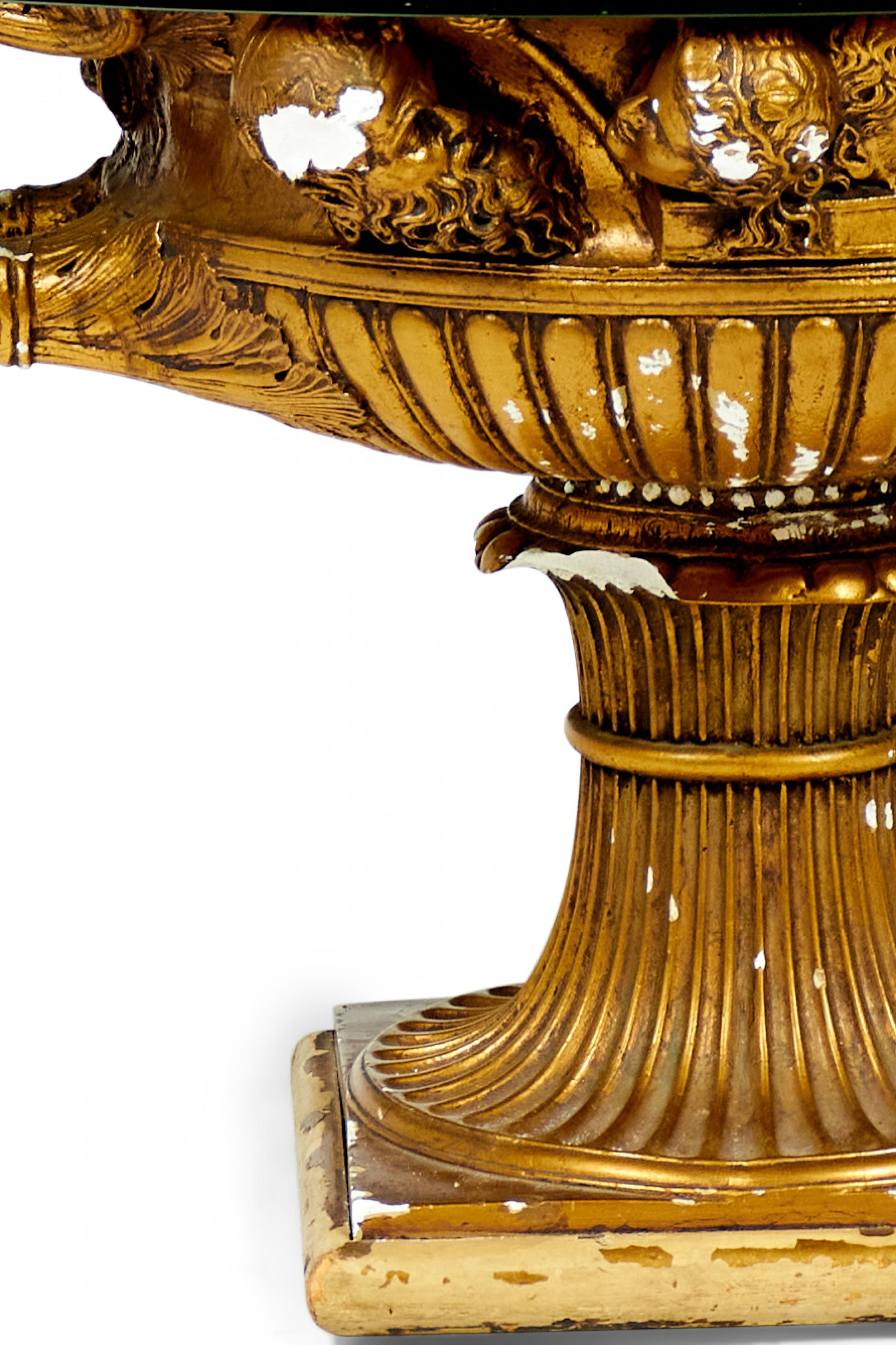 Table basse urne de style haut de gamme James Mont en plâtre et verre fini doré en vente 3