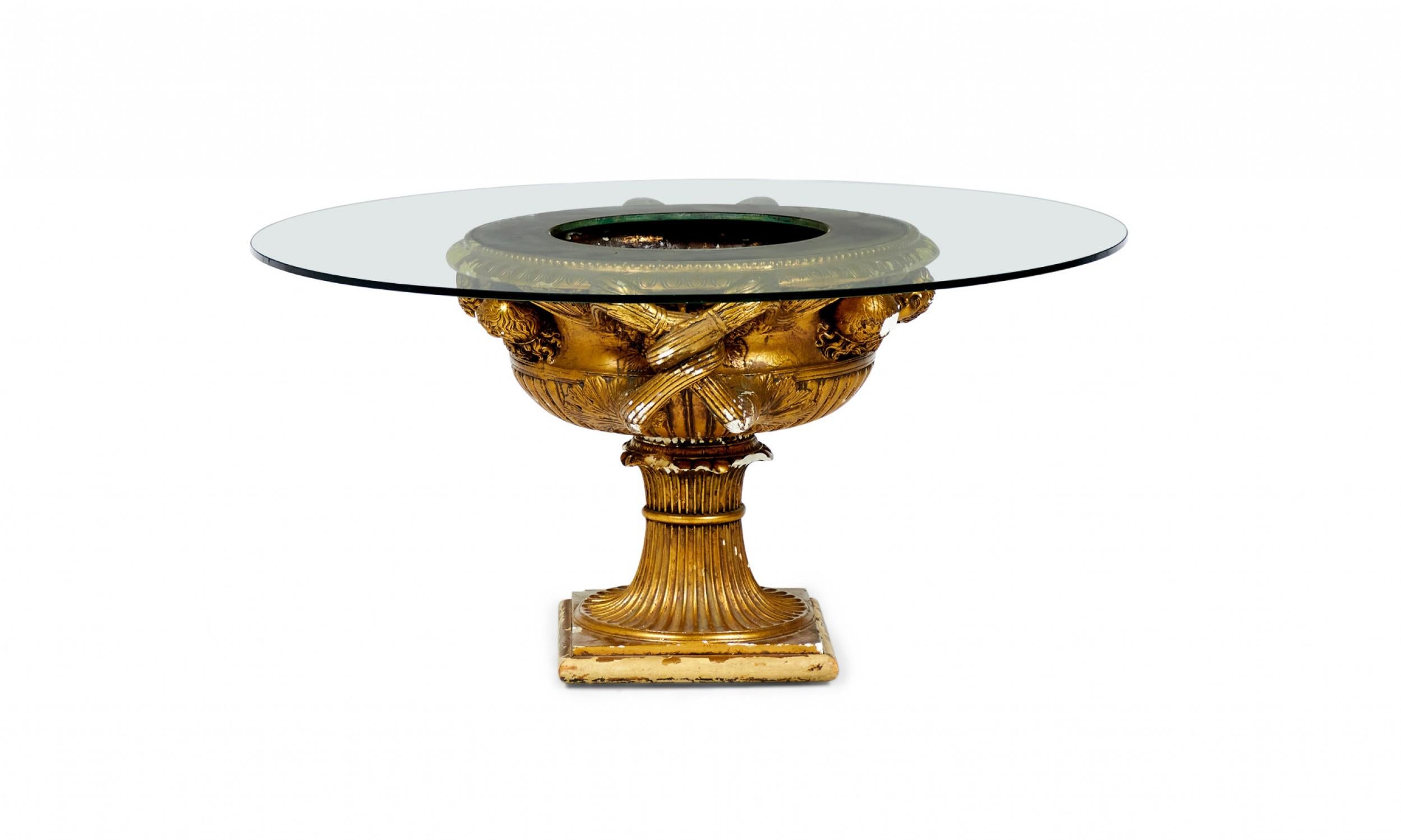 Mid-Century Modern Table basse urne de style haut de gamme James Mont en plâtre et verre fini doré en vente