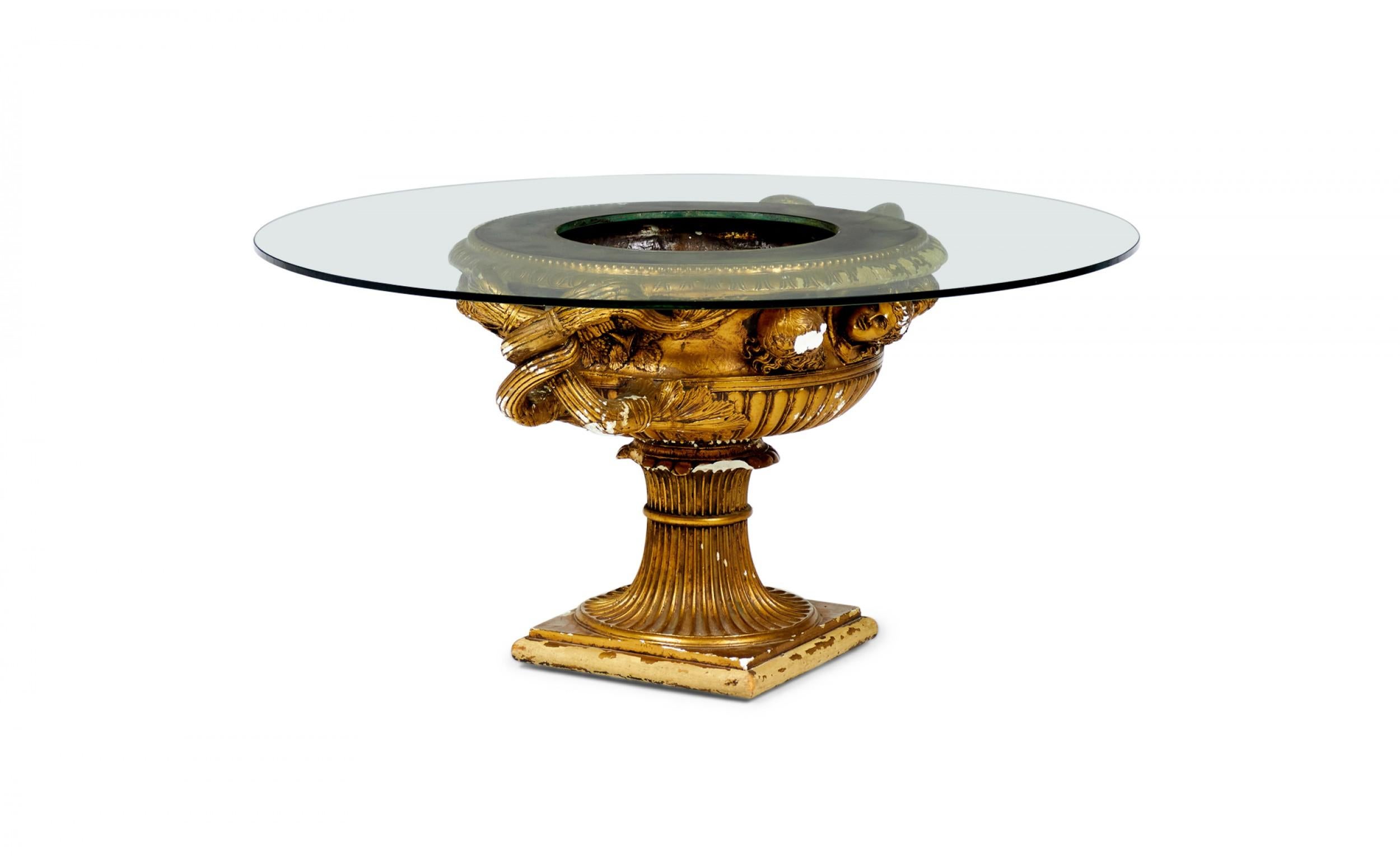 Américain Table basse urne de style haut de gamme James Mont en plâtre et verre fini doré en vente