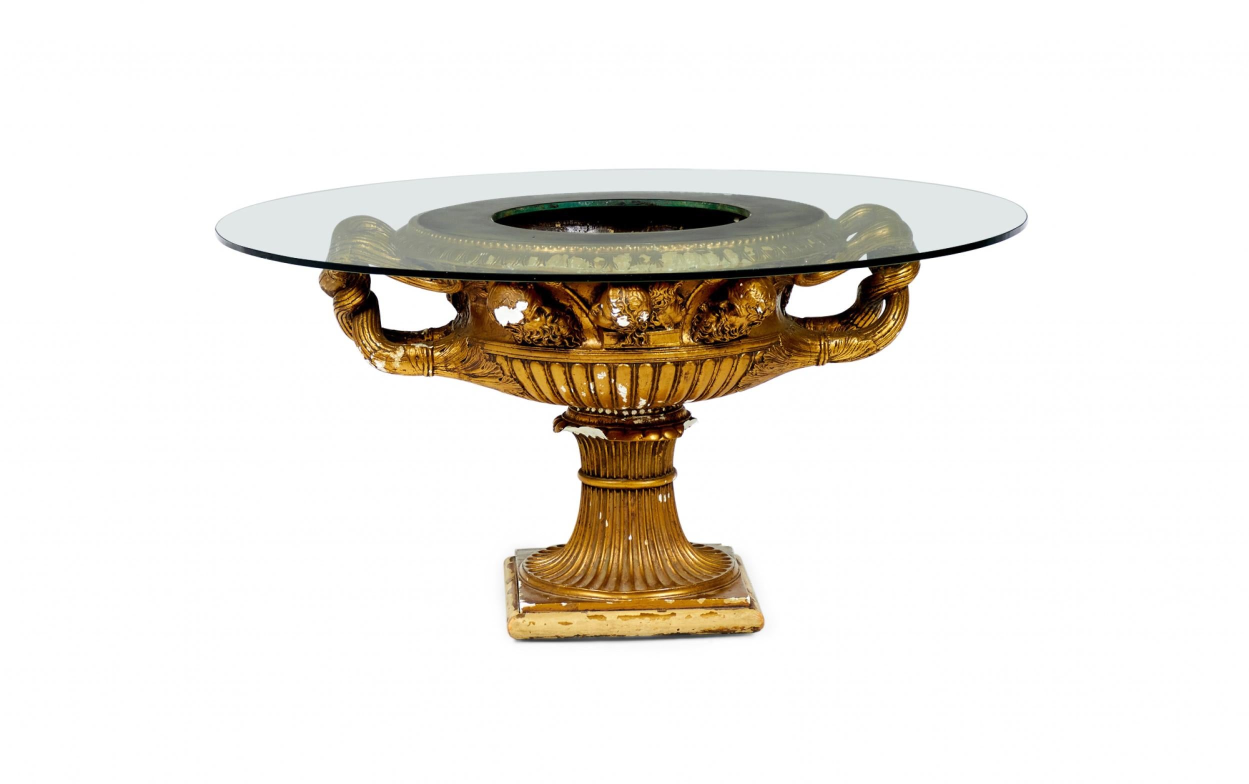 Doré Table basse urne de style haut de gamme James Mont en plâtre et verre fini doré en vente