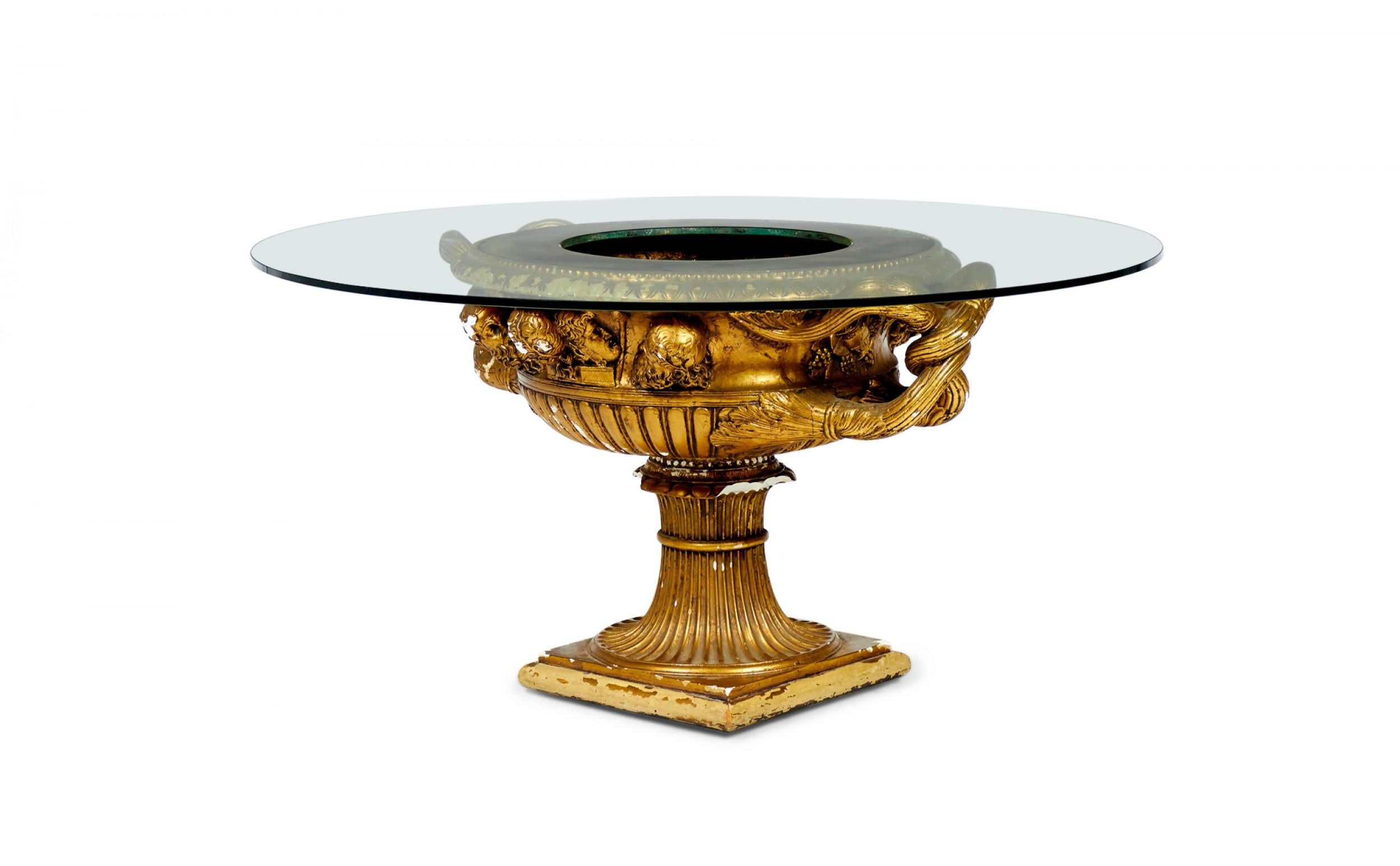 Table basse urne de style haut de gamme James Mont en plâtre et verre fini doré État moyen - En vente à Queens, NY