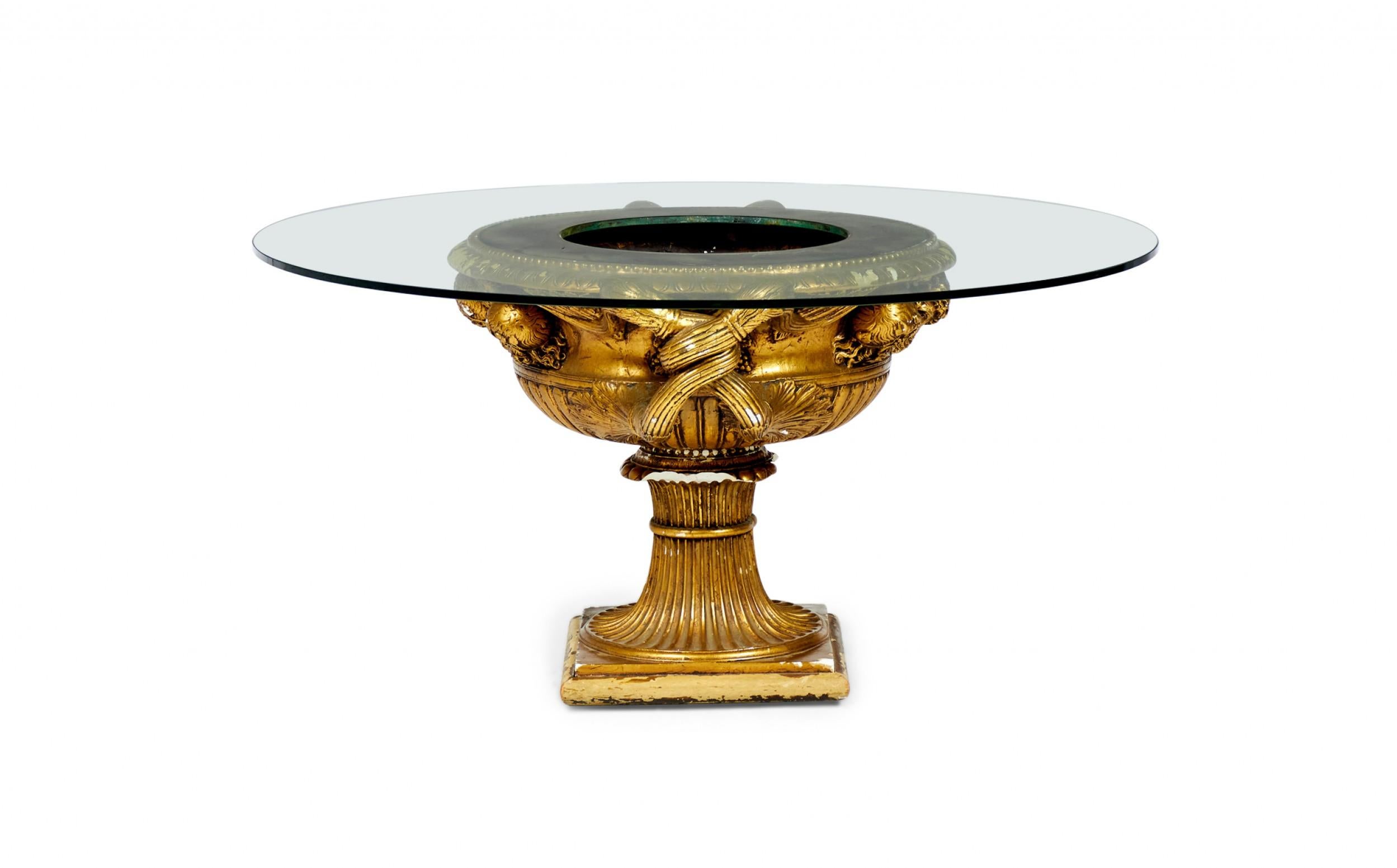 20ième siècle Table basse urne de style haut de gamme James Mont en plâtre et verre fini doré en vente