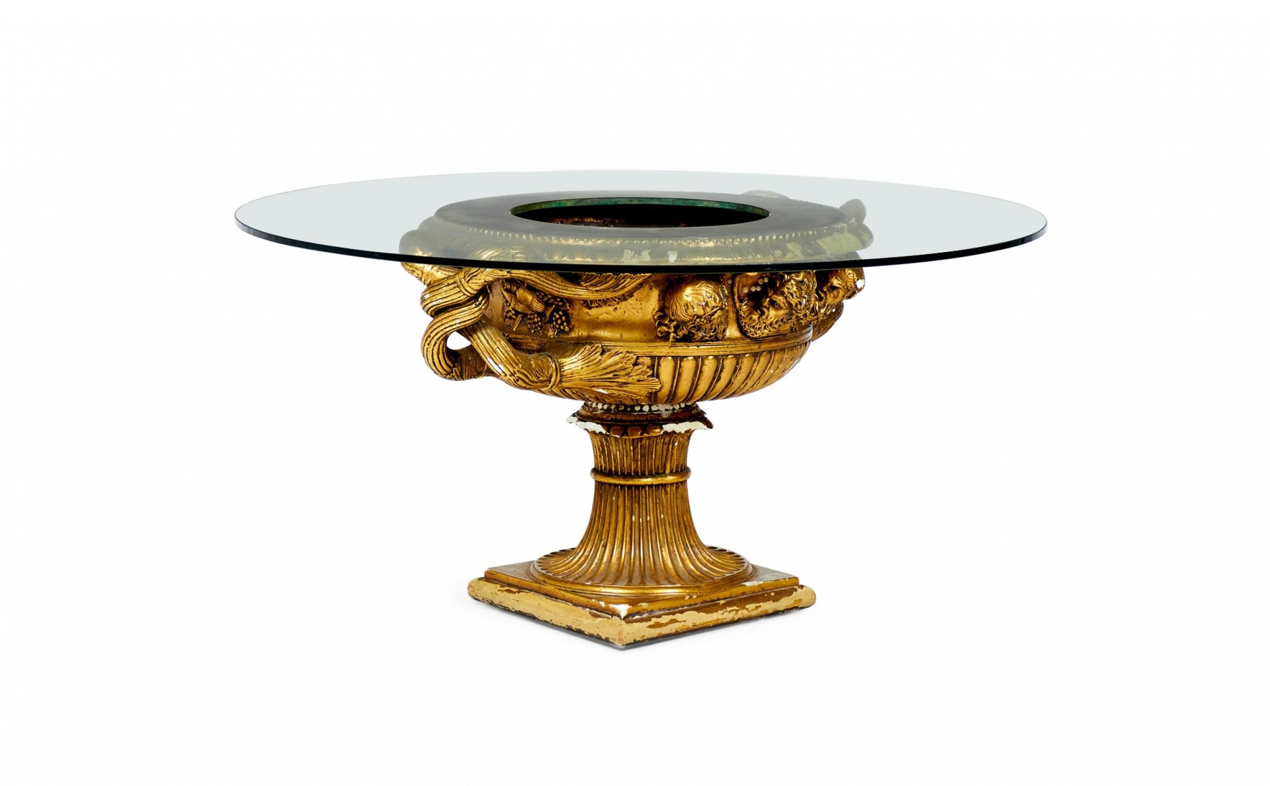 Verre Table basse urne de style haut de gamme James Mont en plâtre et verre fini doré en vente