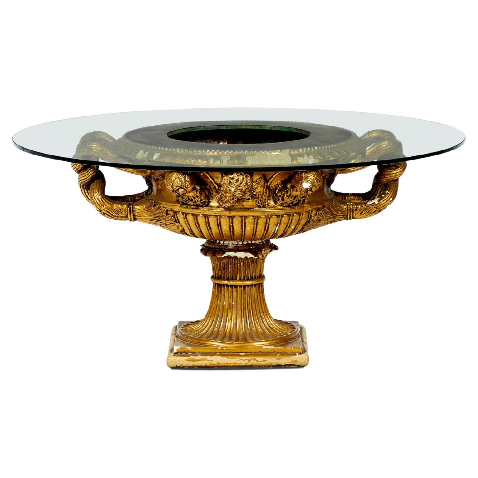 Mesa de centro con urna y jardinera de cristal y yeso dorado de alto estilo James Mont en venta