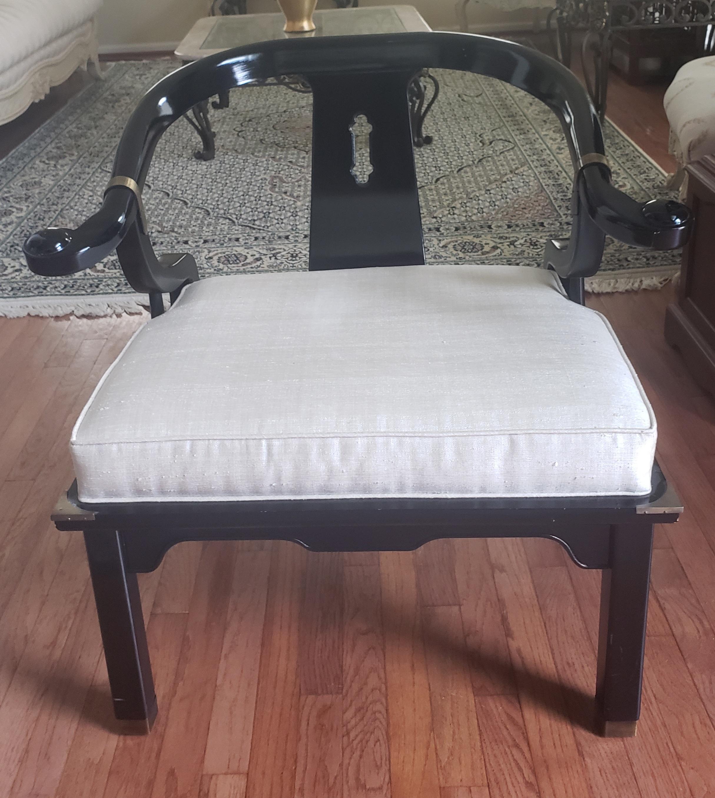 Opulentes Paar großer Hufeisen-Sessel im Ming-Stil von James Mont, hergestellt von Century Furniture. Diese von James Mont entworfenen Stühle verkörpern seinen überdrehten, dramatischen Stil der Mitte des Jahrhunderts mit asiatischem Einschlag.