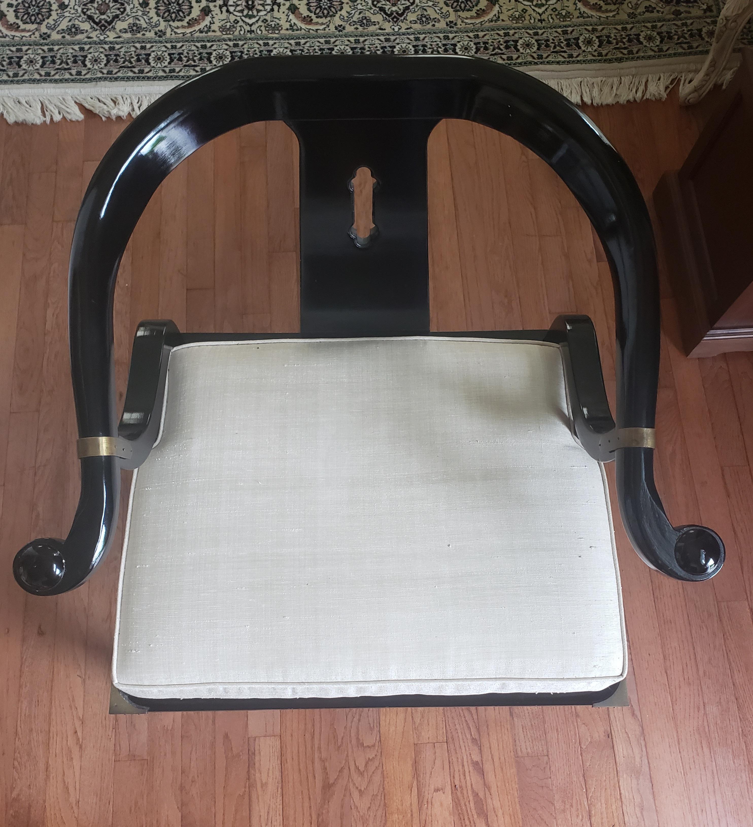James Mont Lackierte Pferdeschuhstühle mit neuer Seidenpolsterung von Century, ein Paar (Ming-Dynastie) im Angebot