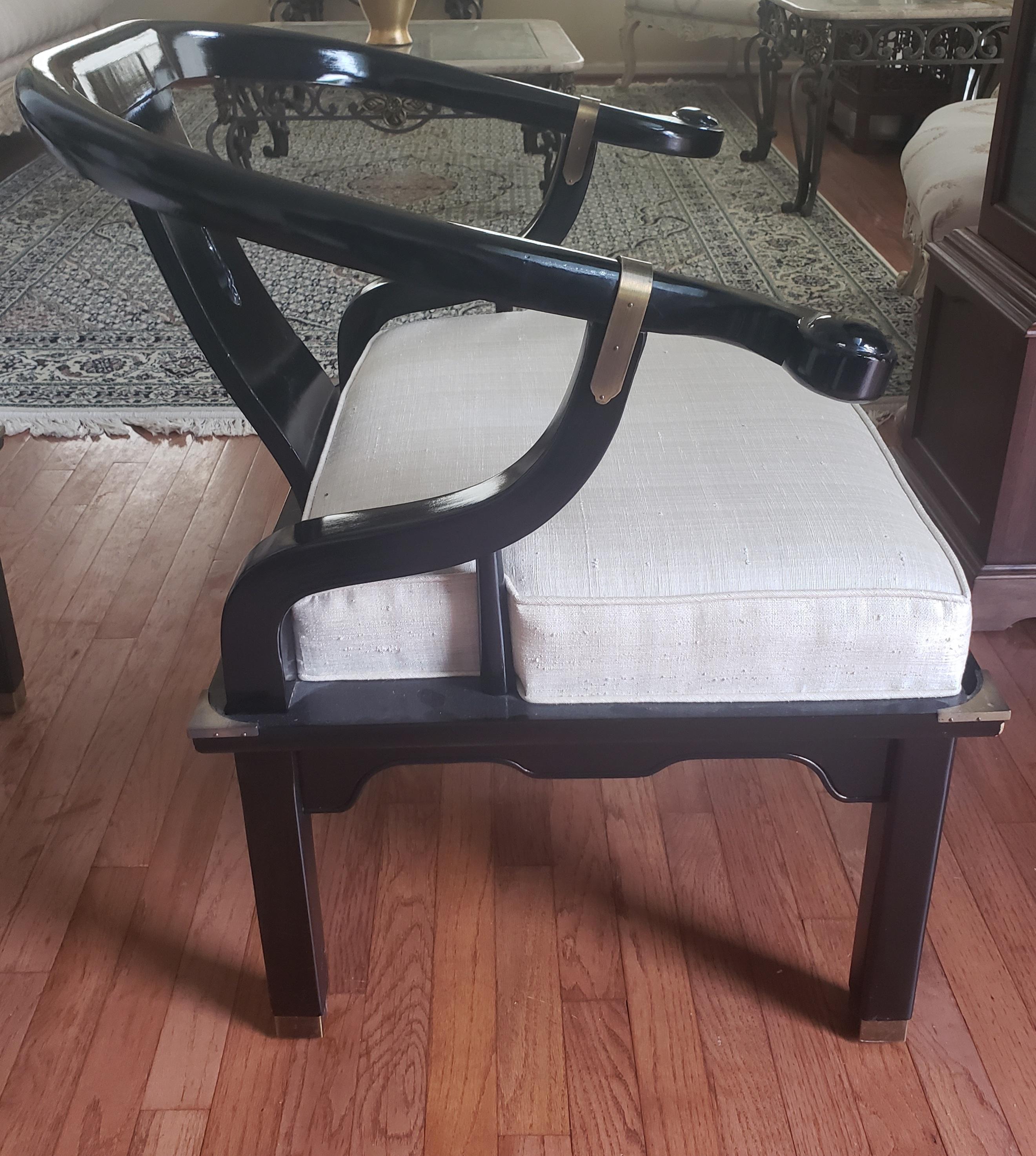 Américain Paire de chaises de cheval laquées James Mont avec tapisserie en soie neuve par Century, une paire en vente
