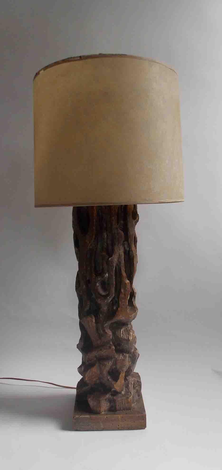 Lampe de table à grande échelle.
Surface sculptée et dorée.
Ombre de la période.