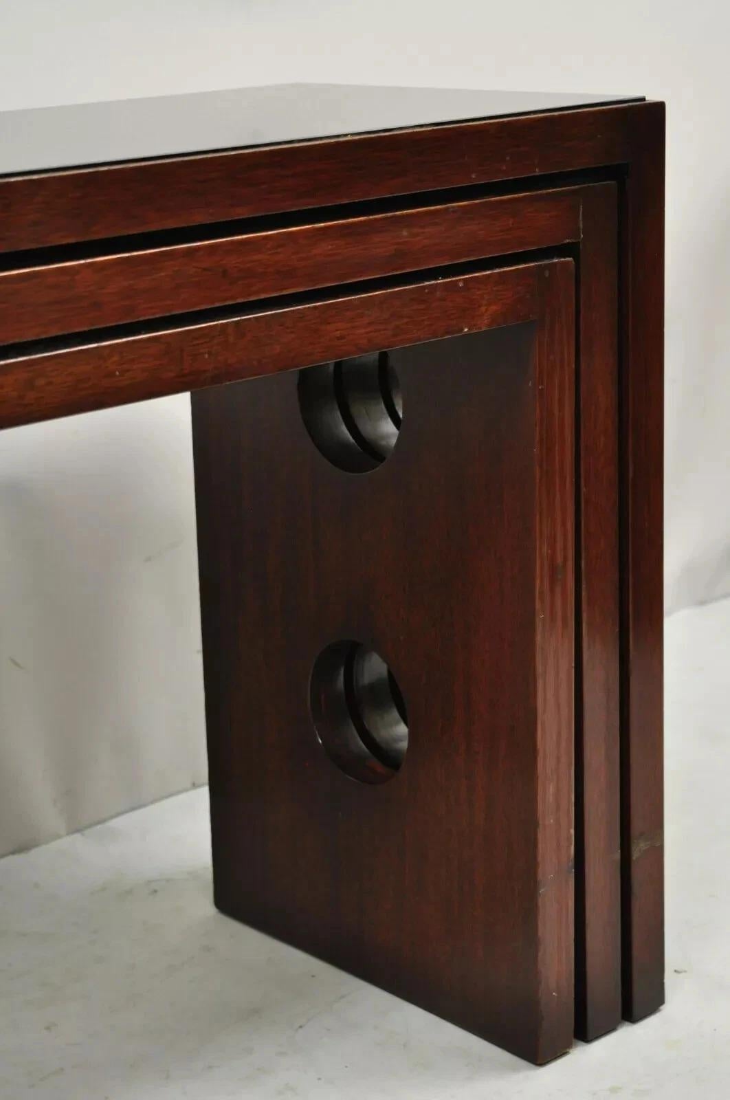 Tables d'appoint gigognes Art déco mi-siècle modernes en acajou et plateau en verre de James Mont en vente 4