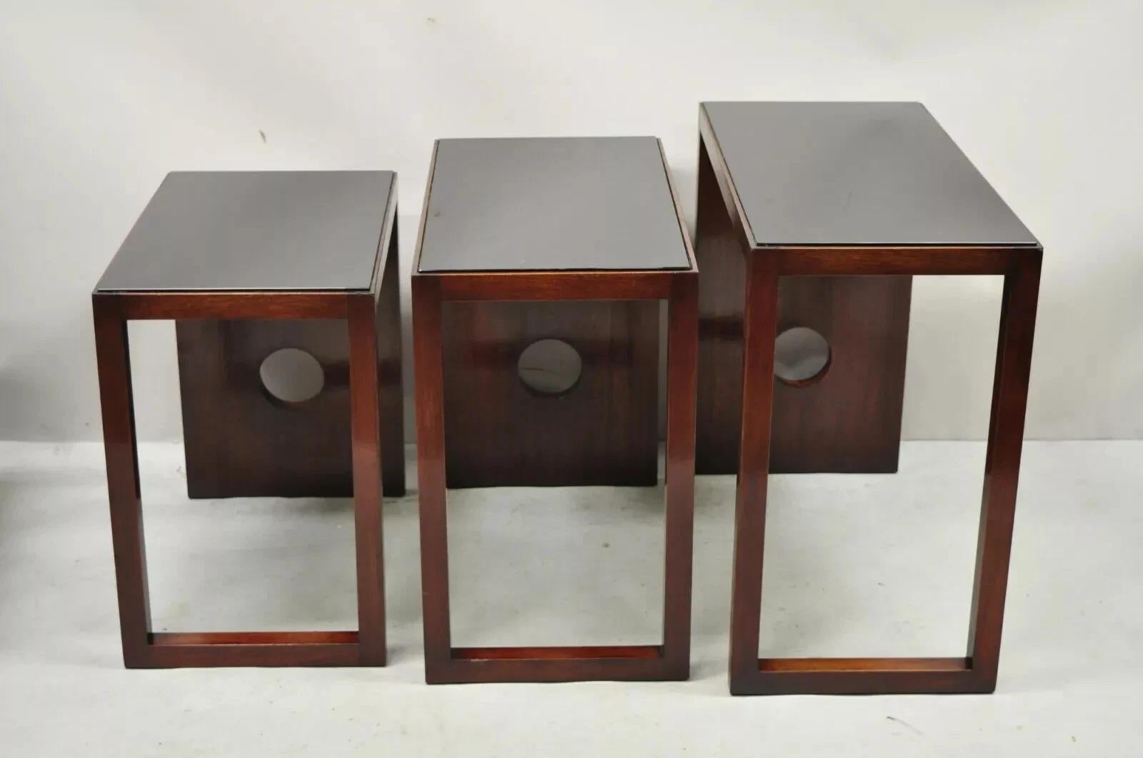 Inconnu Tables d'appoint gigognes Art déco mi-siècle modernes en acajou et plateau en verre de James Mont en vente