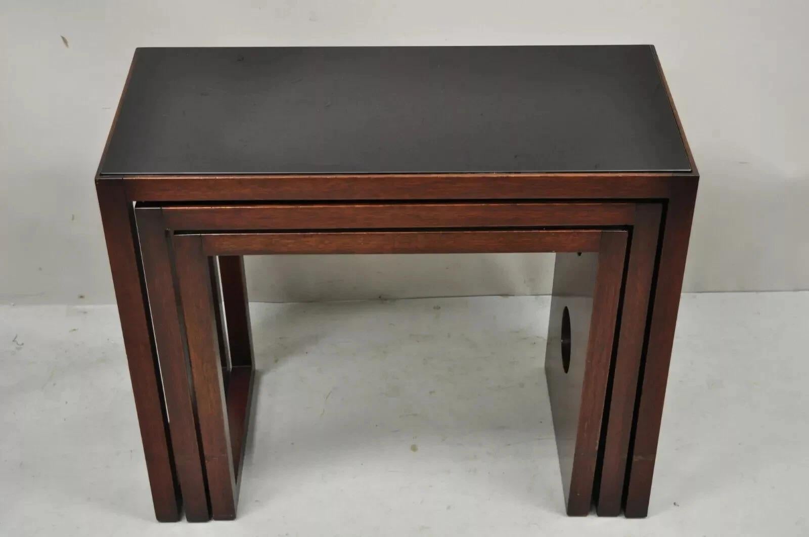 Tables d'appoint gigognes Art déco mi-siècle modernes en acajou et plateau en verre de James Mont Bon état - En vente à Philadelphia, PA