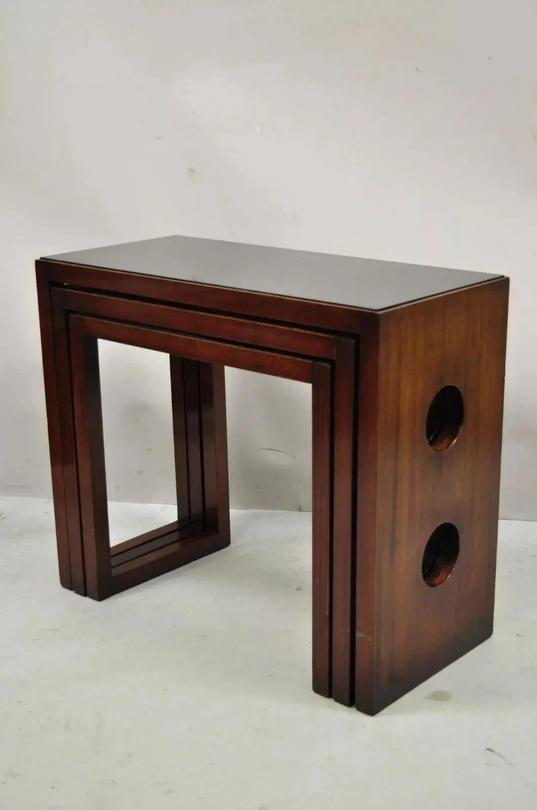 20ième siècle Tables d'appoint gigognes Art déco mi-siècle modernes en acajou et plateau en verre de James Mont en vente